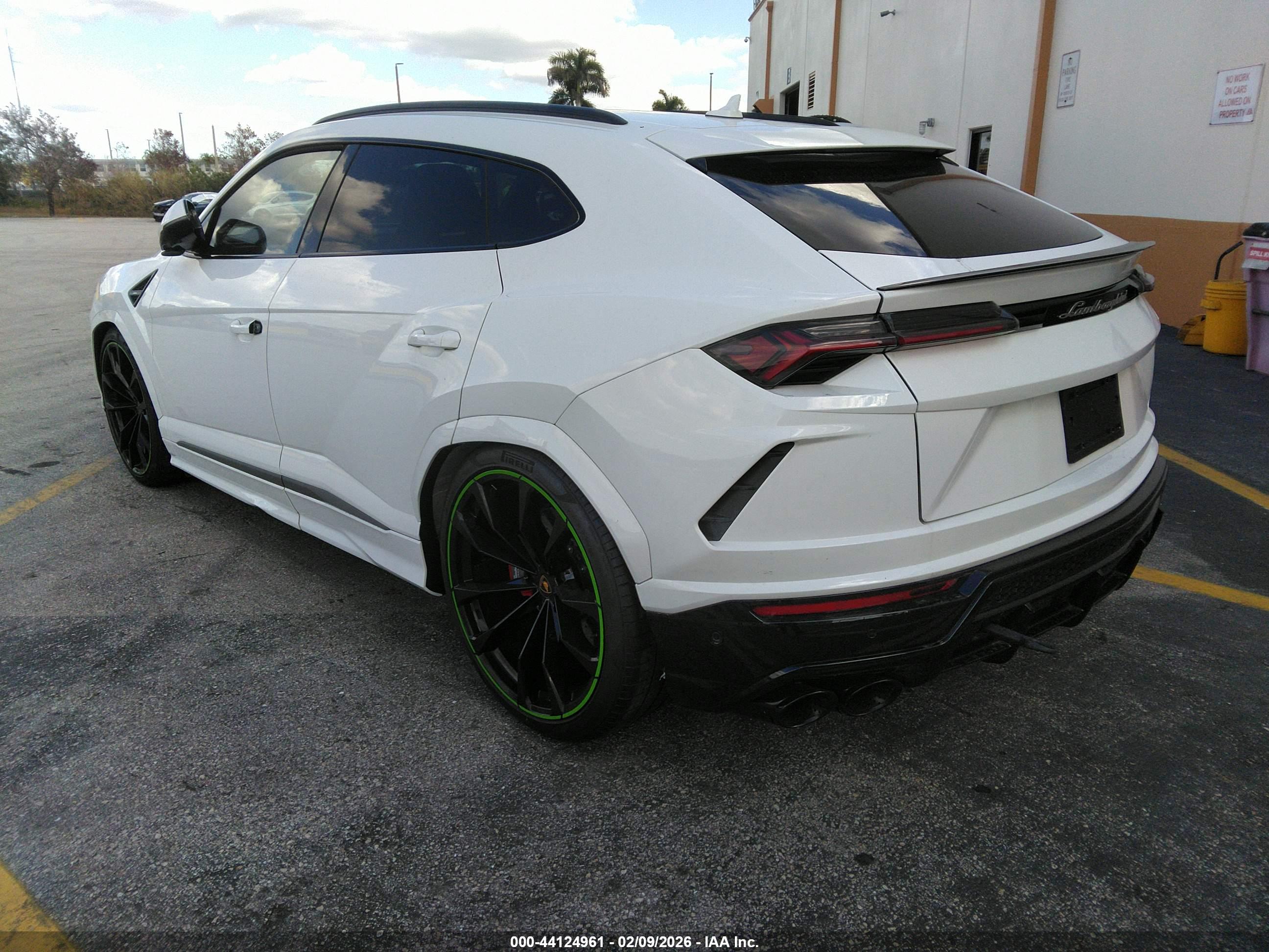 LAMBORGHINI URUS image 3