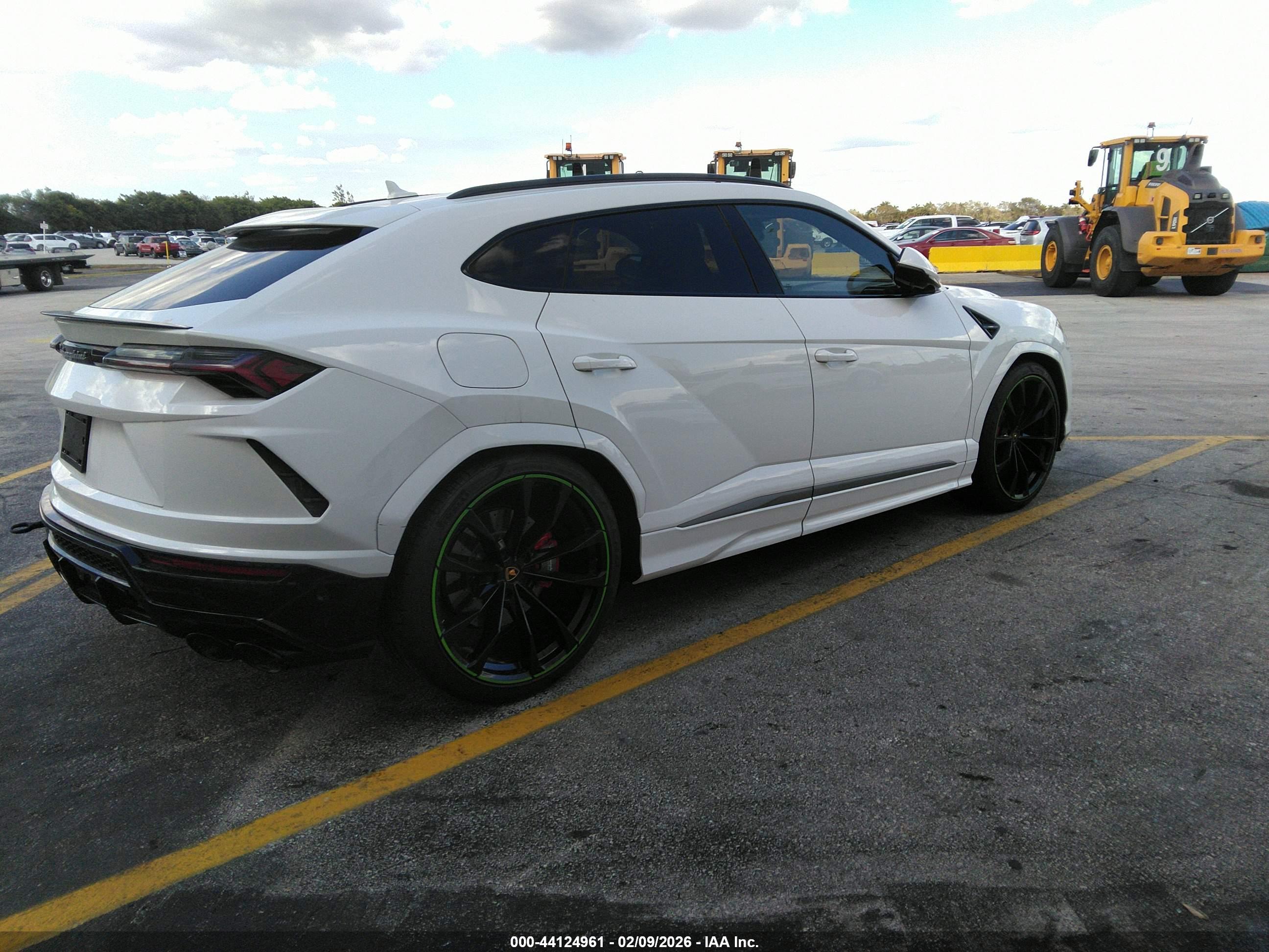 LAMBORGHINI URUS image 4