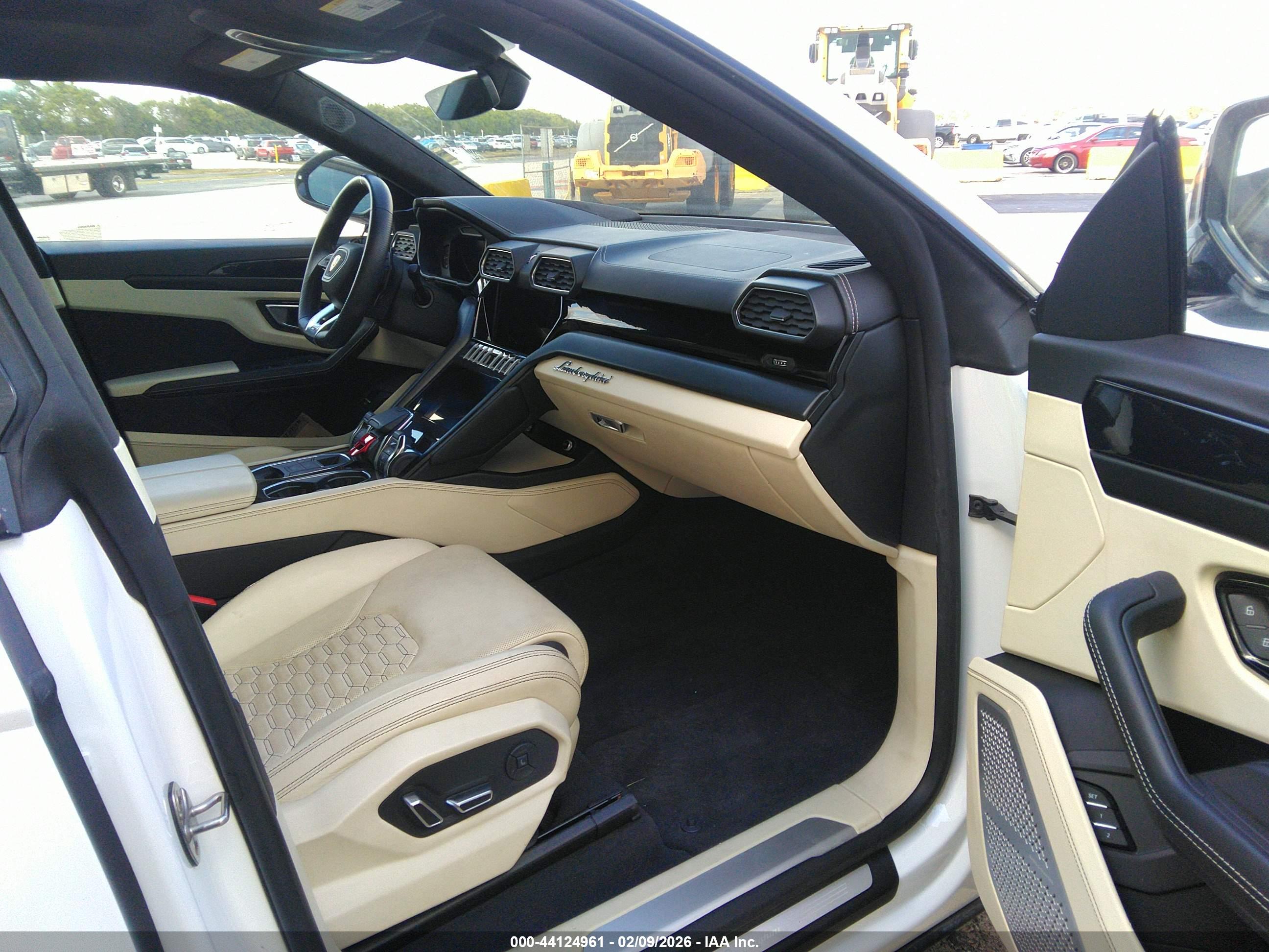 LAMBORGHINI URUS image 5