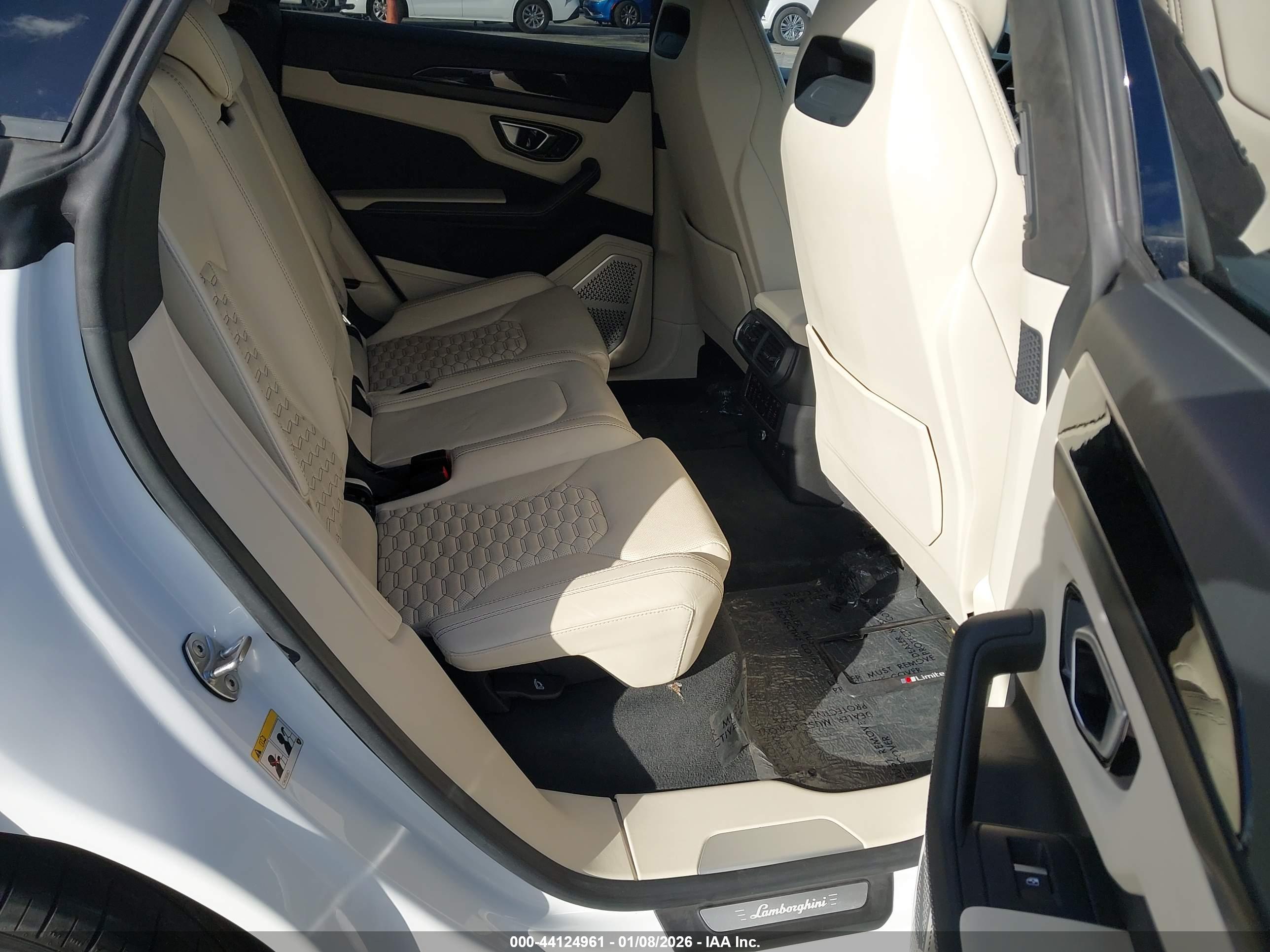 LAMBORGHINI URUS image 8