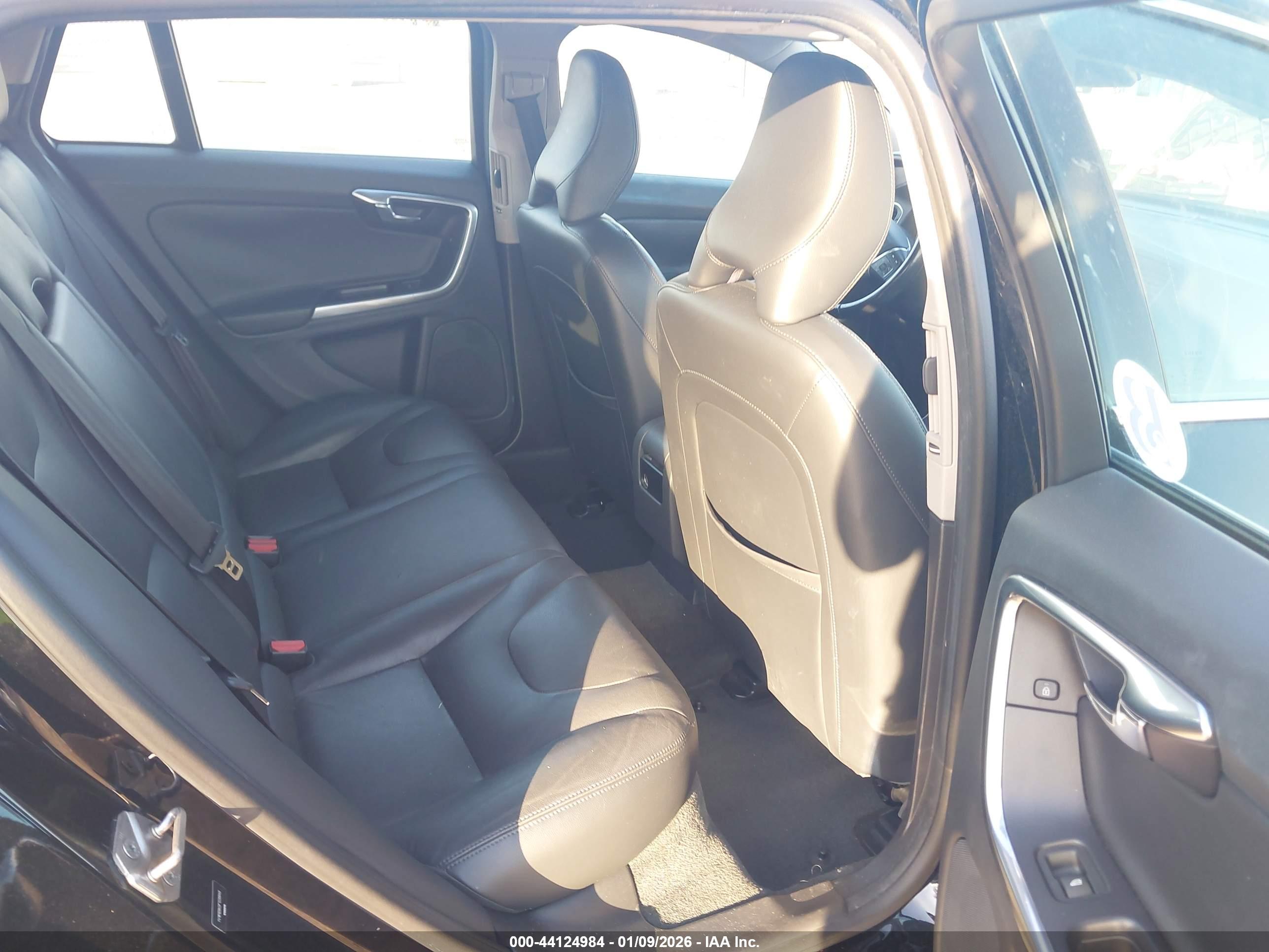 VOLVO V60 image 8