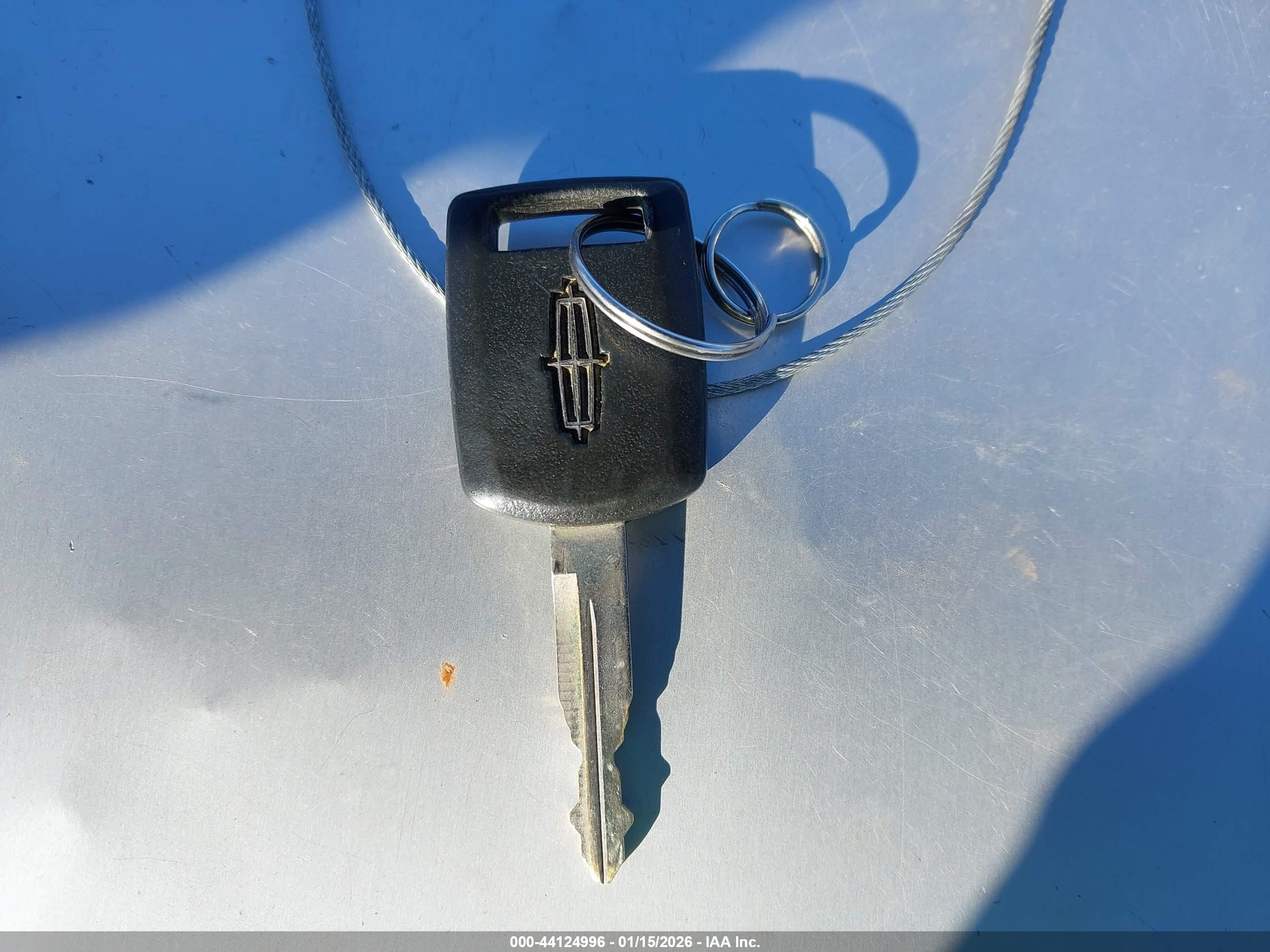 LINCOLN TOWN image 11
