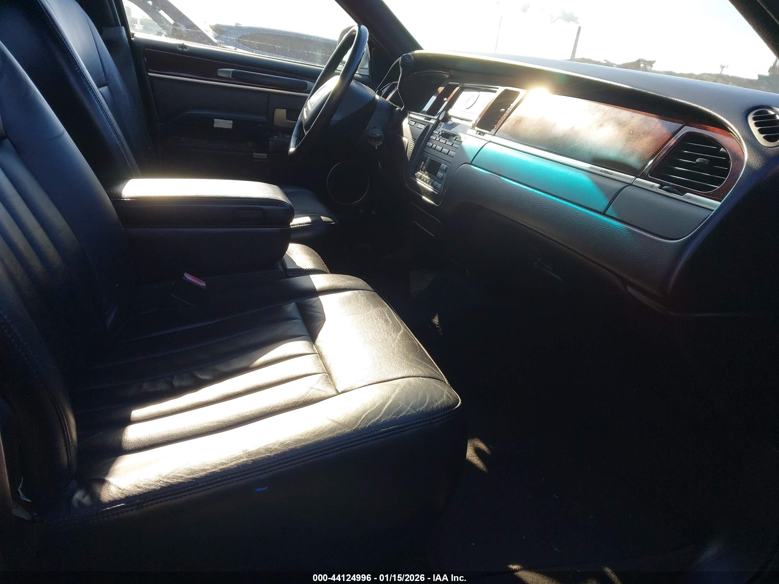 LINCOLN TOWN image 5