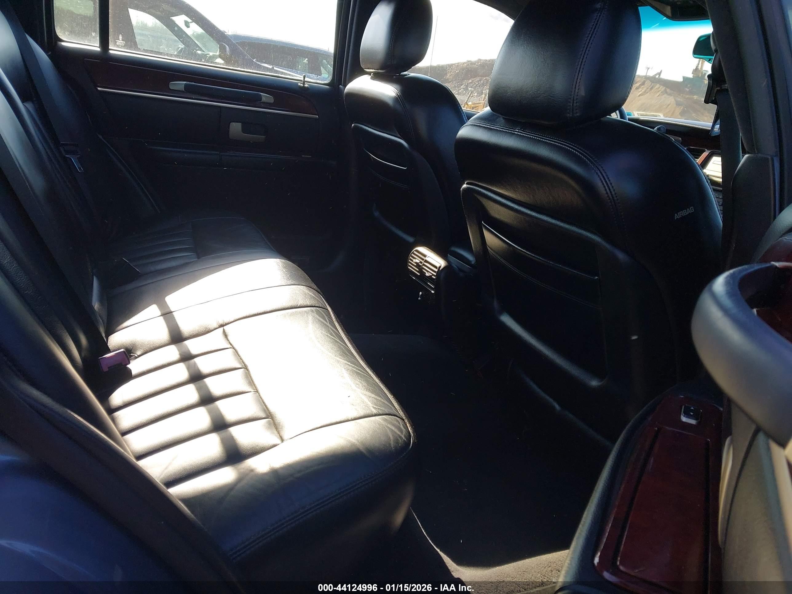 LINCOLN TOWN image 8