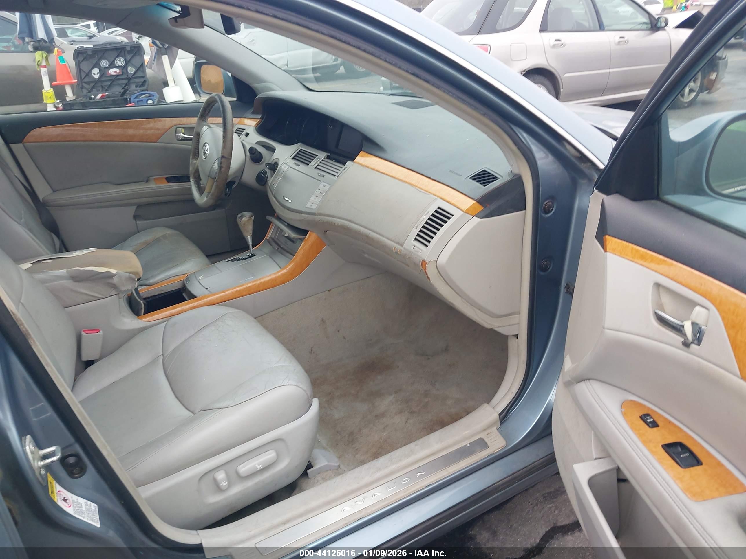 TOYOTA AVALON image 5