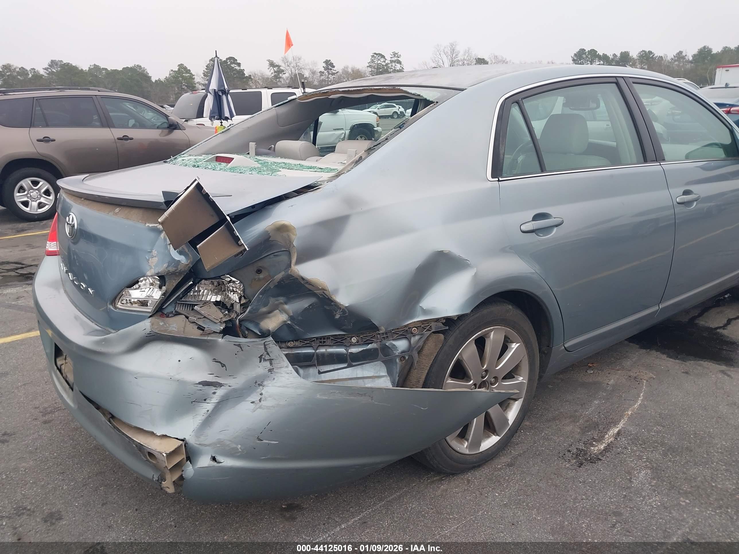 TOYOTA AVALON image 6