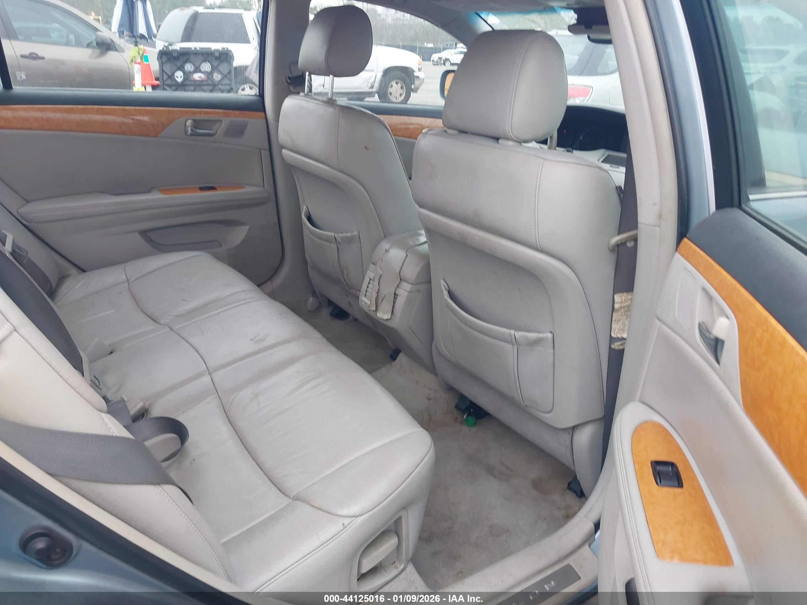 TOYOTA AVALON image 8