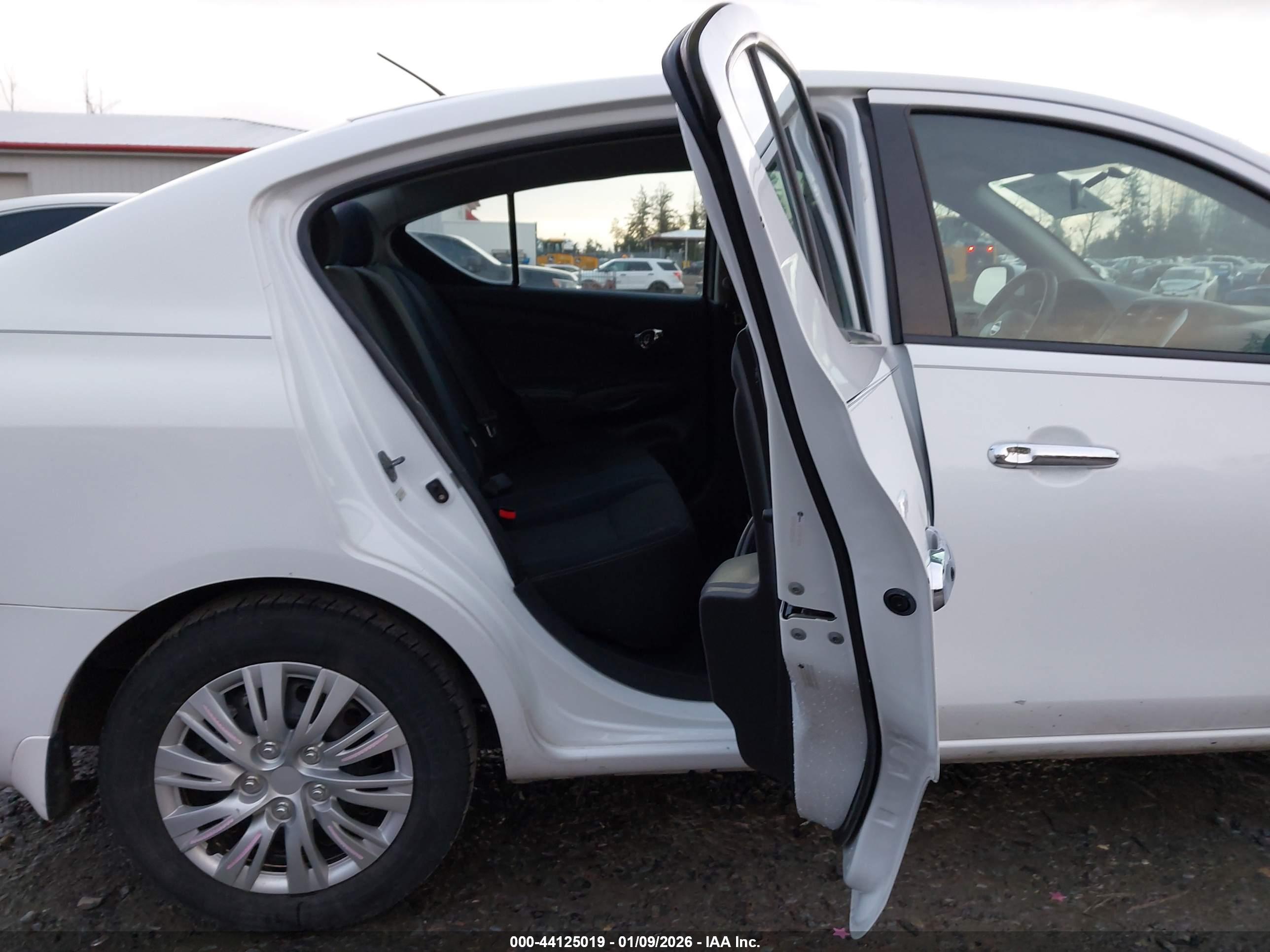 NISSAN VERSA image 8