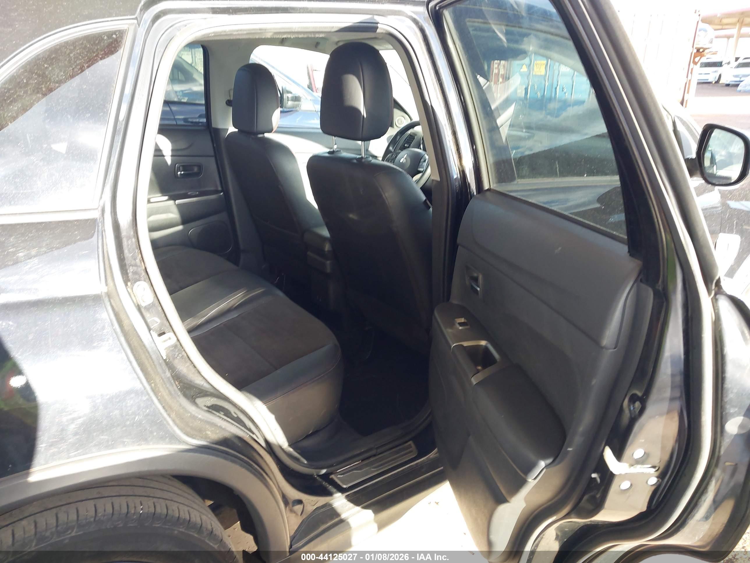 MITSUBISHI OUTLANDER image 8