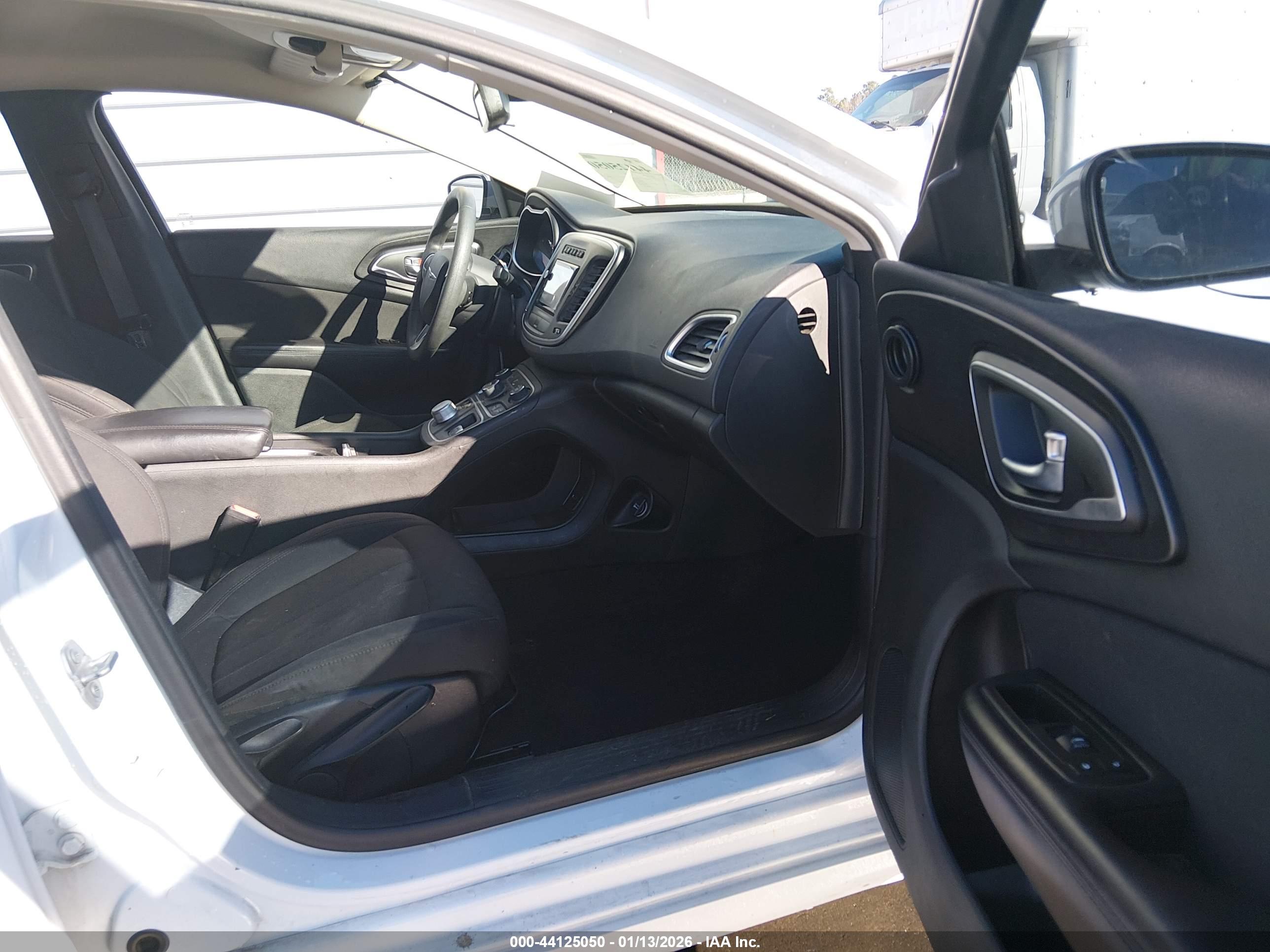 CHRYSLER 200 image 5