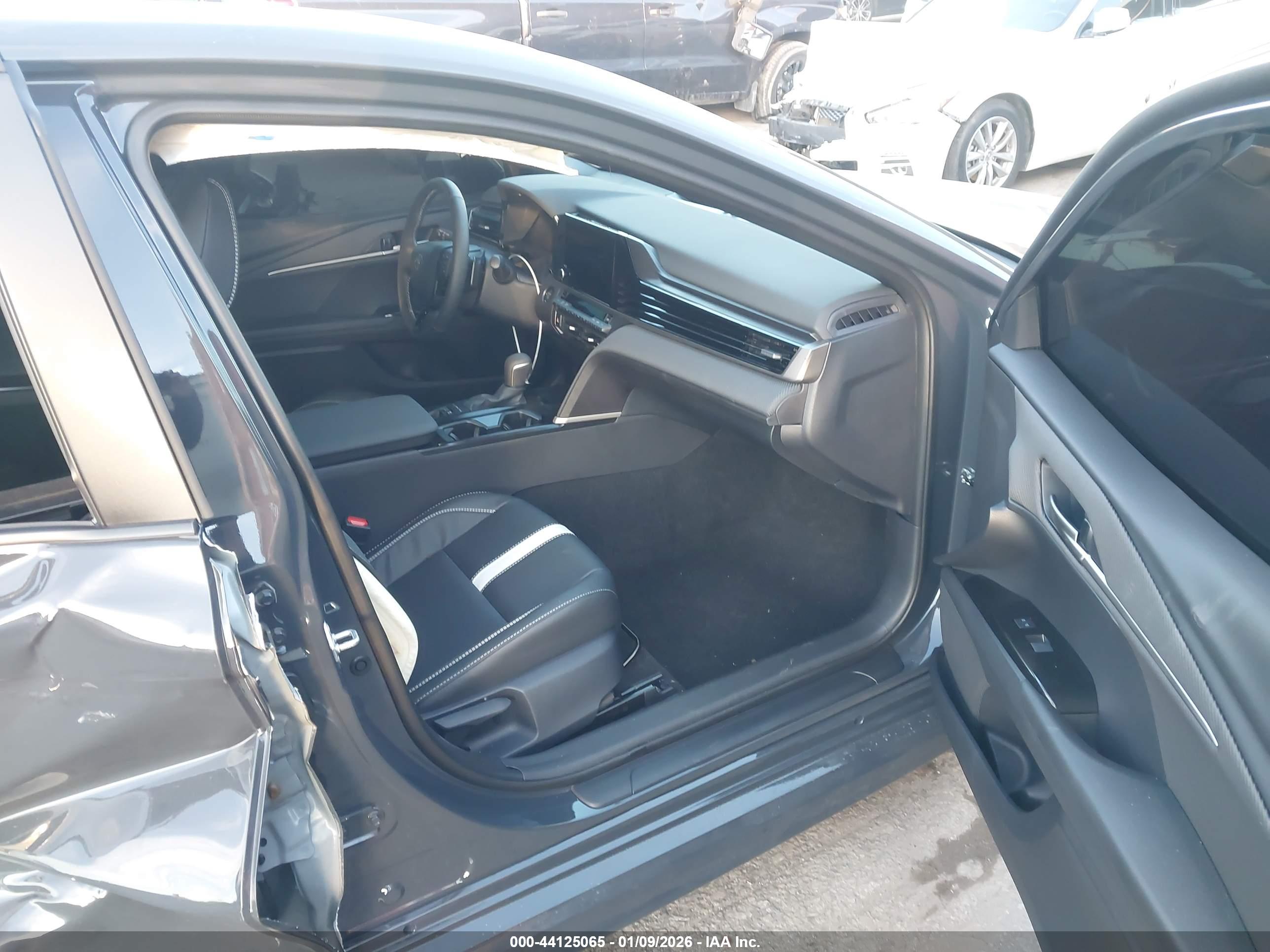 TOYOTA CAMRY image 5