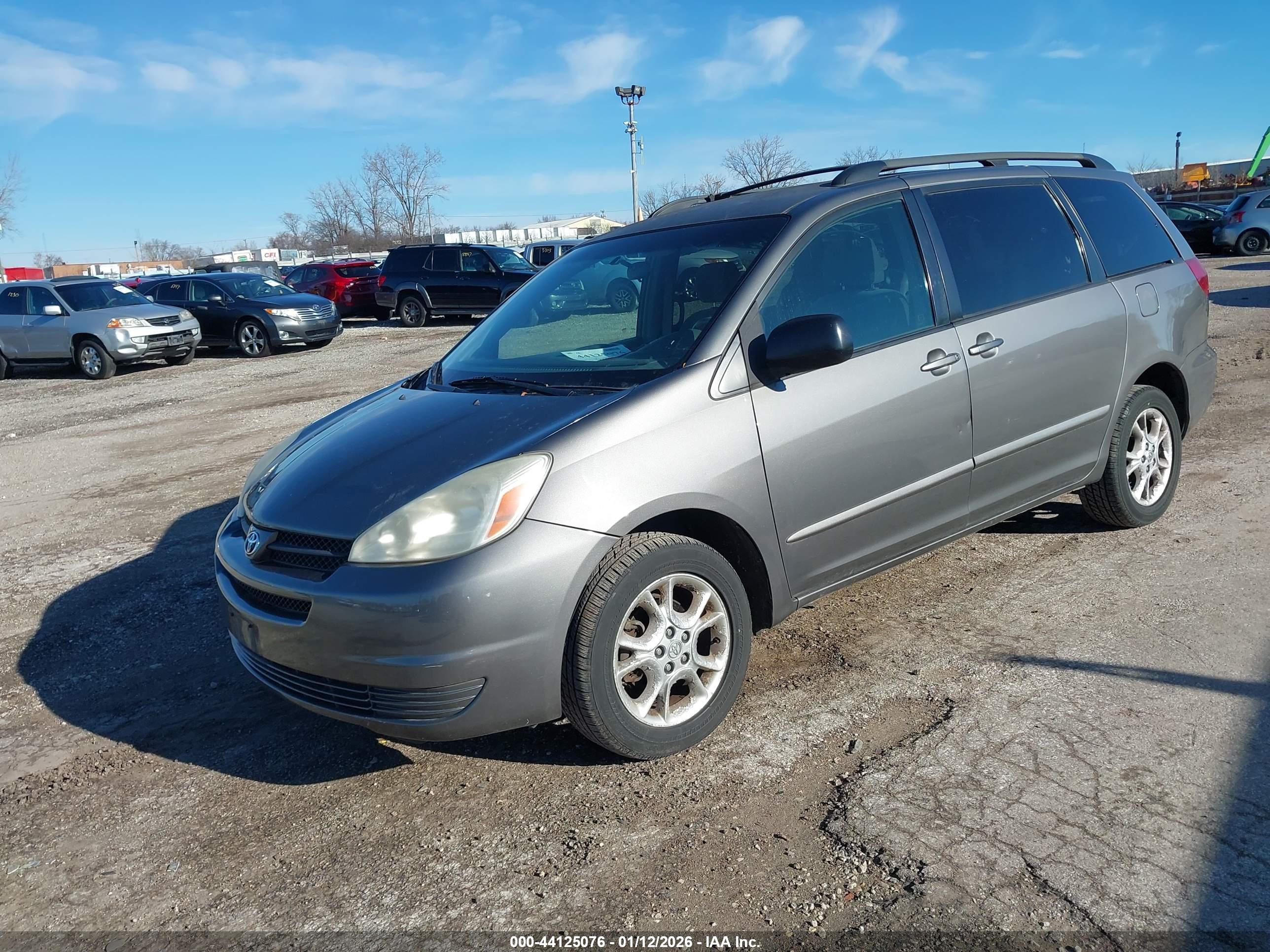 TOYOTA SIENNA image 2