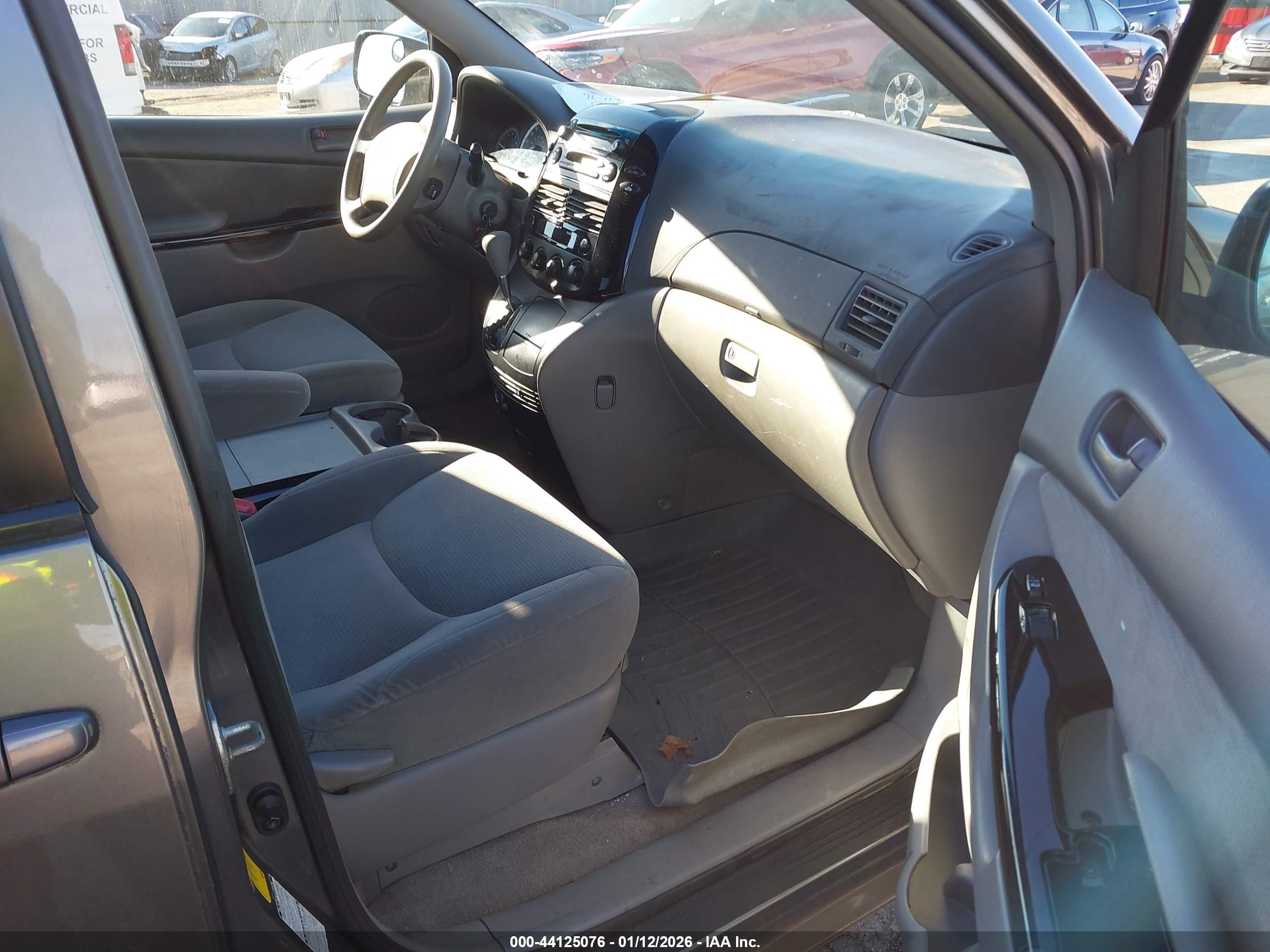 TOYOTA SIENNA image 5