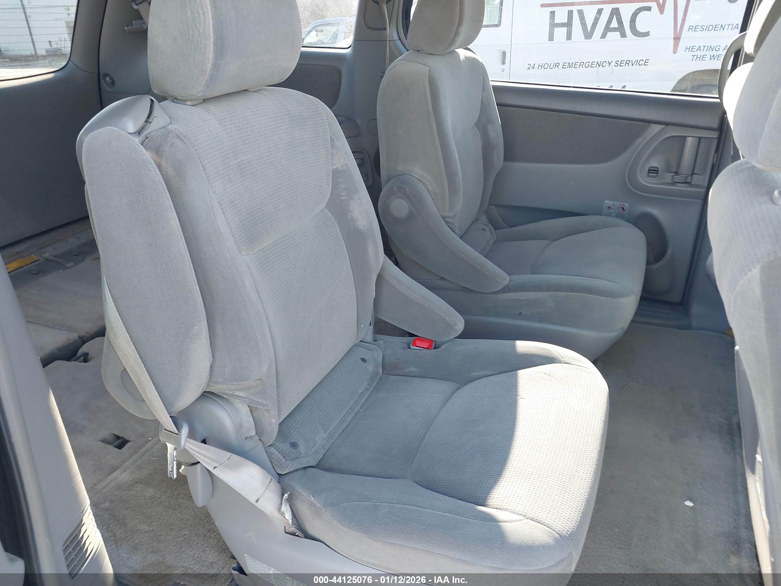 TOYOTA SIENNA image 8