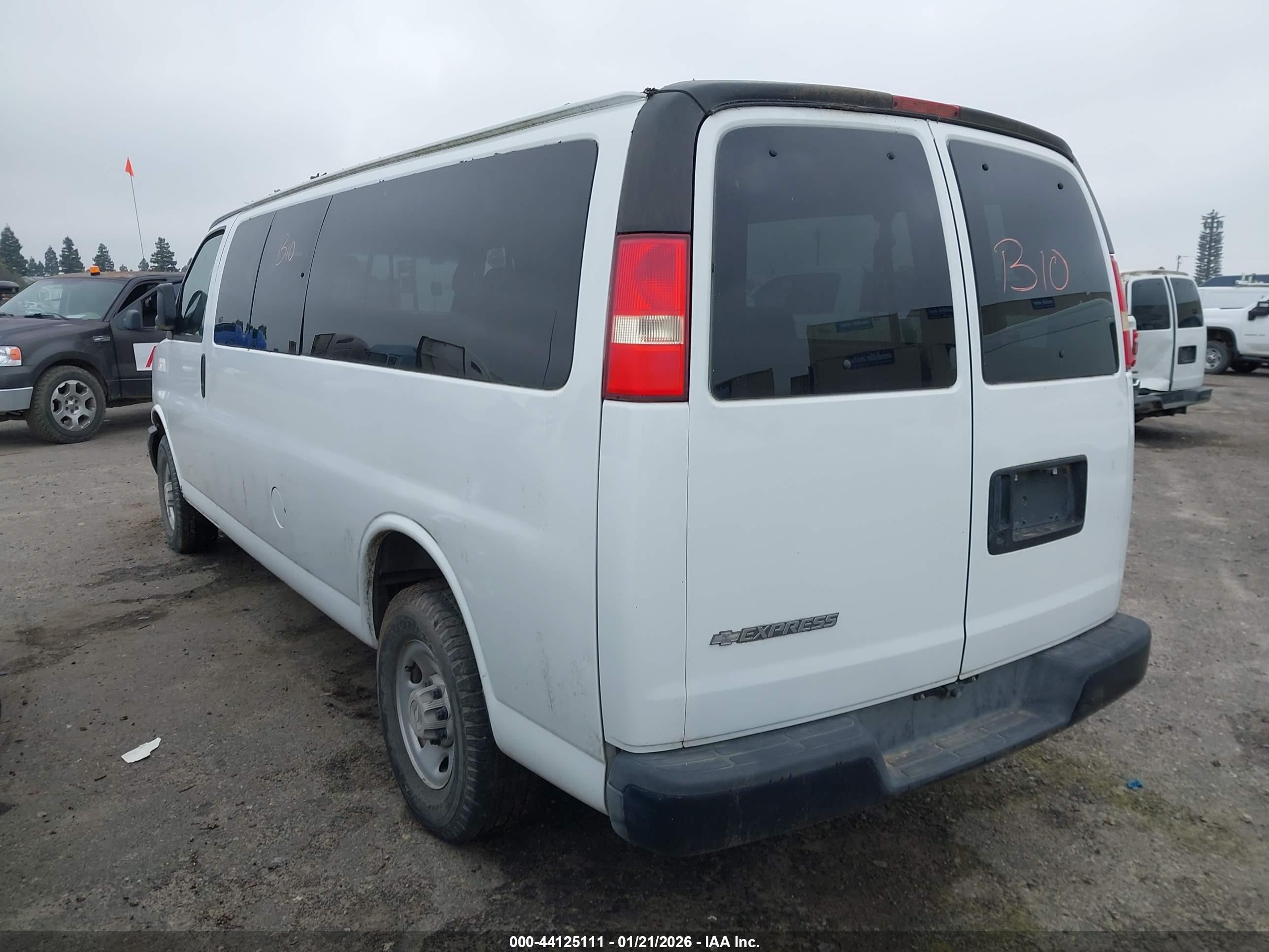 CHEVROLET EXPRESS image 3