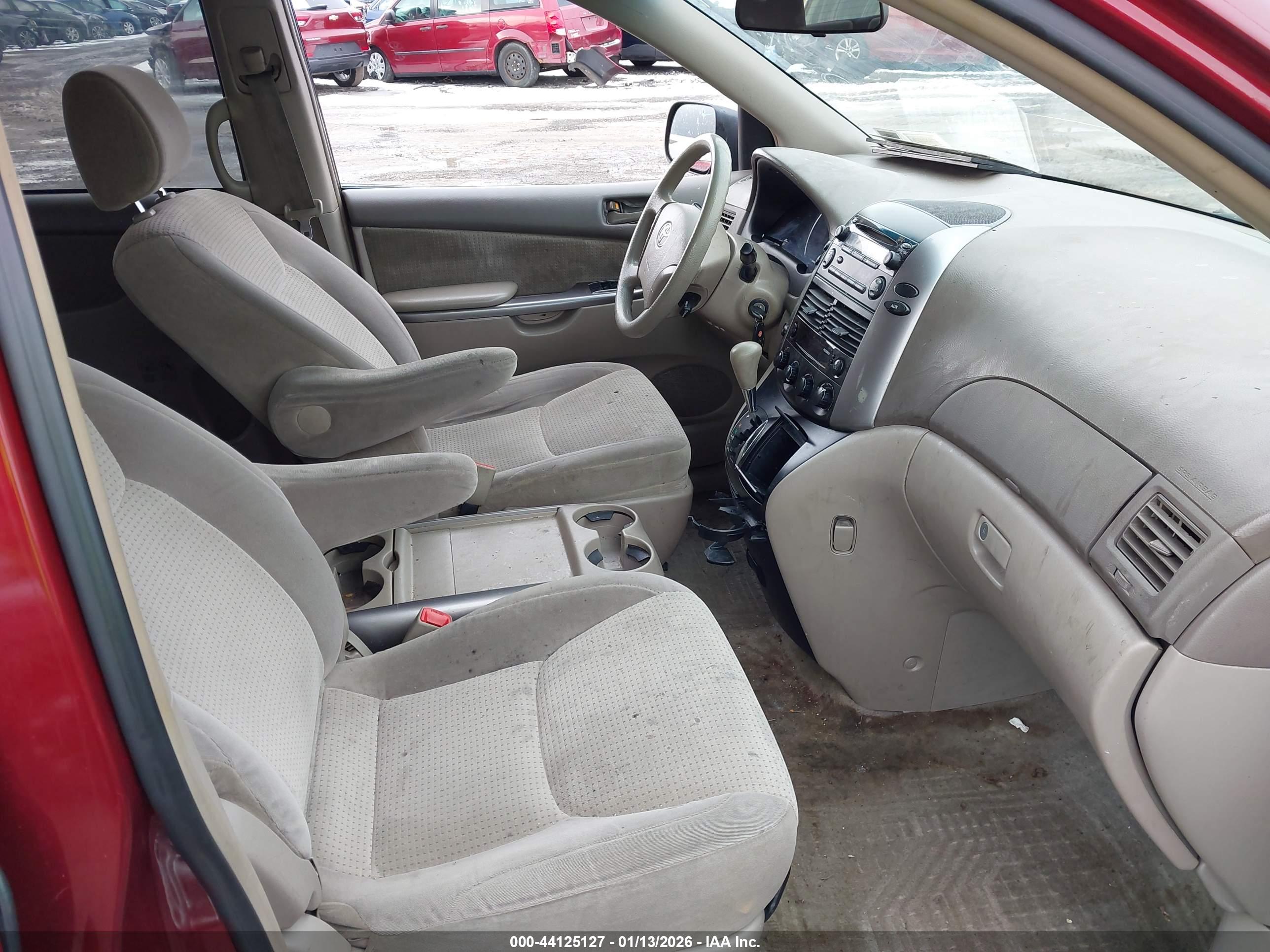TOYOTA SIENNA image 5