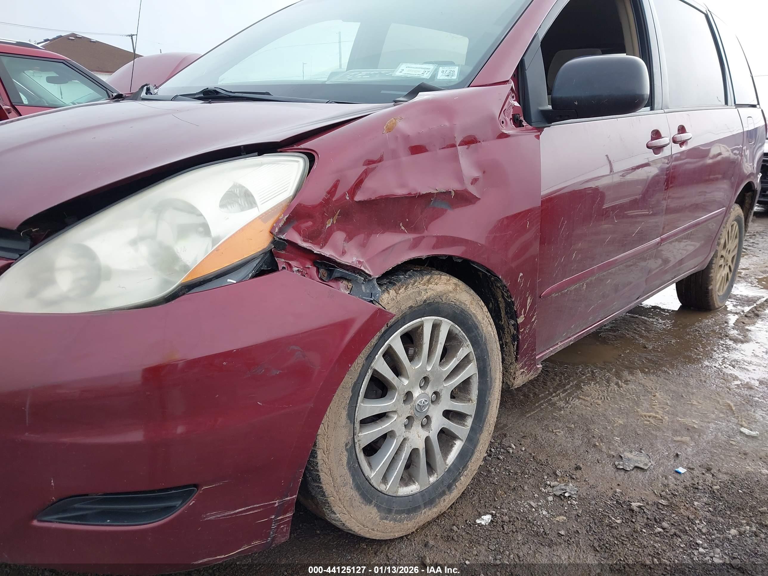 TOYOTA SIENNA image 6