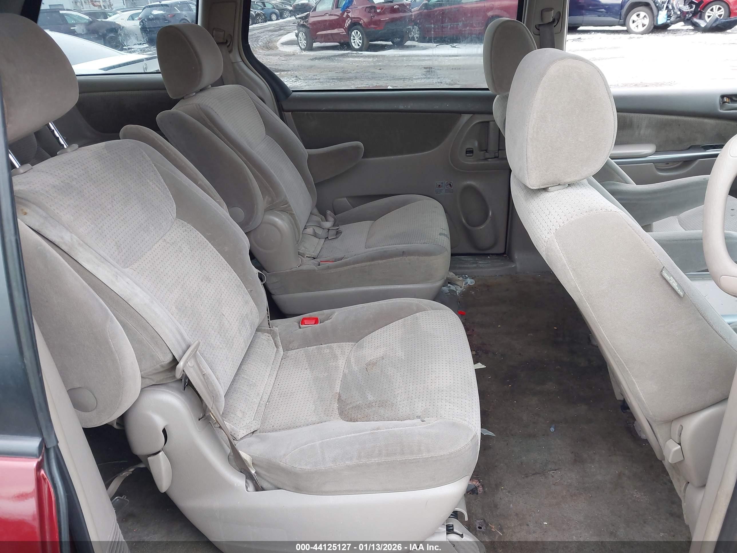TOYOTA SIENNA image 8