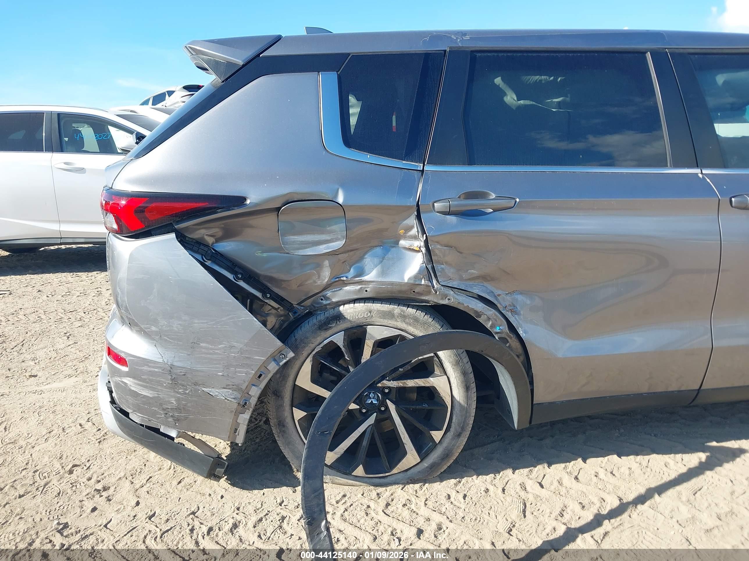 MITSUBISHI OUTLANDER image 6