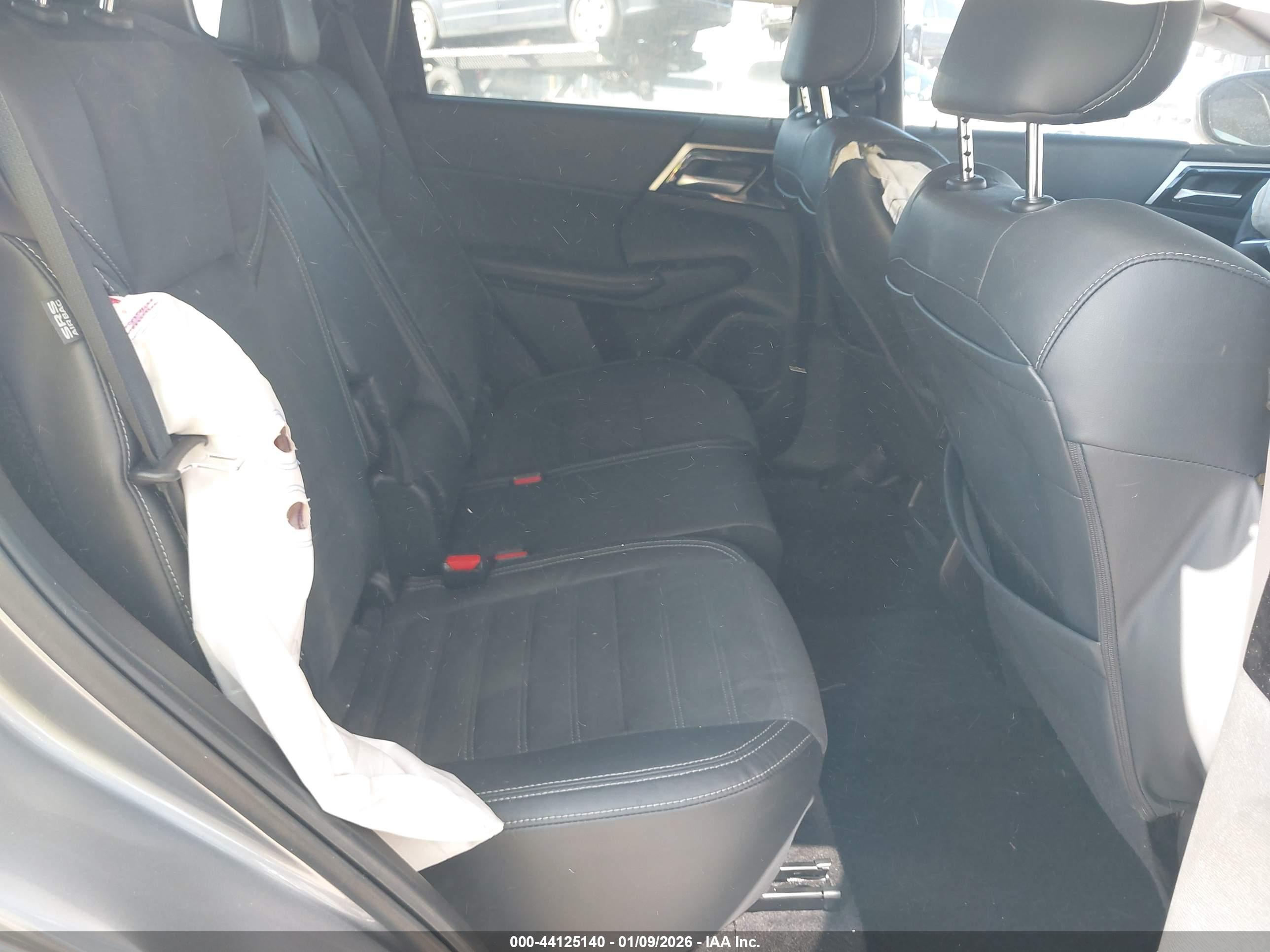 MITSUBISHI OUTLANDER image 8