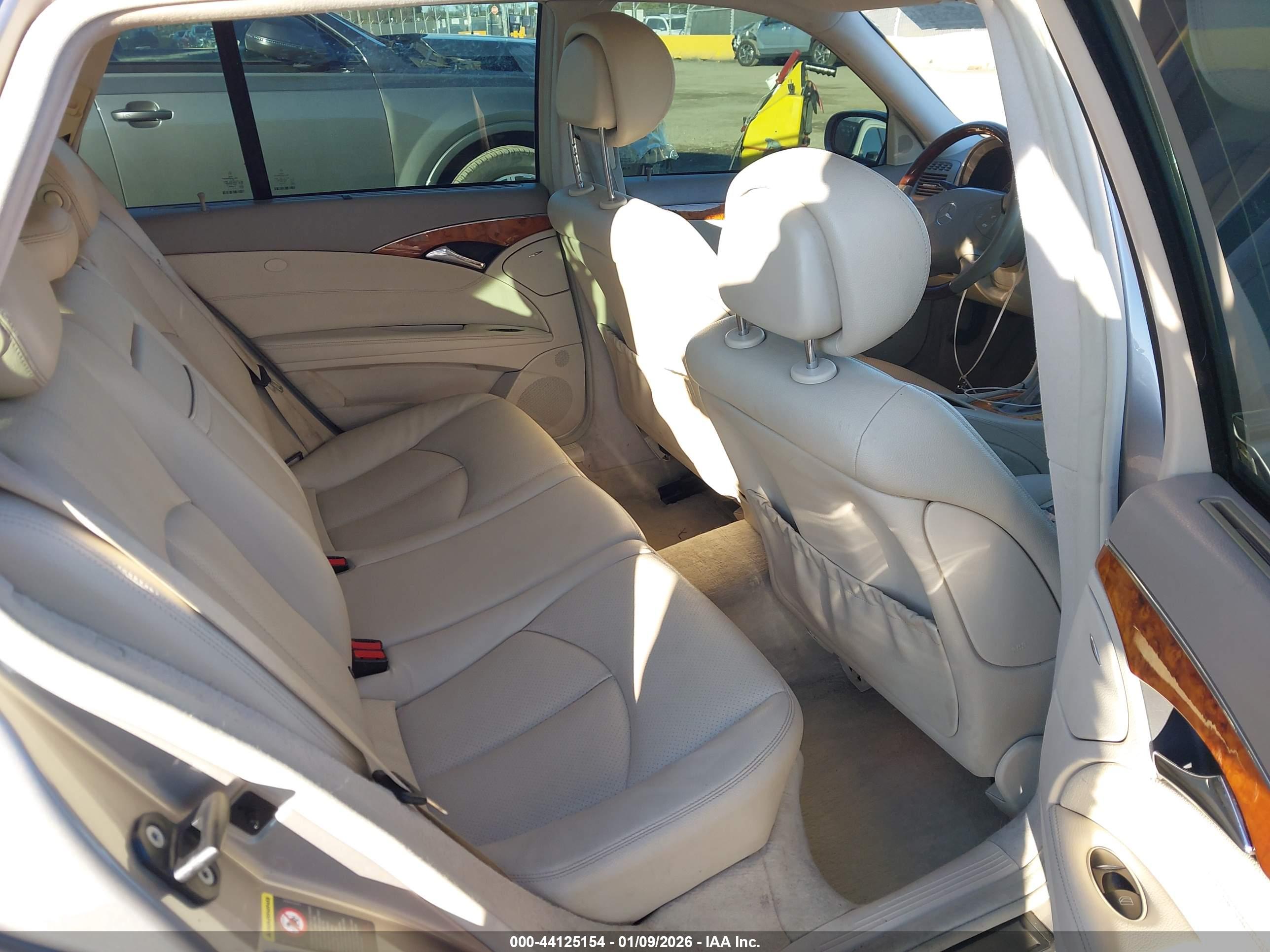 MERCEDES-BENZ E image 8