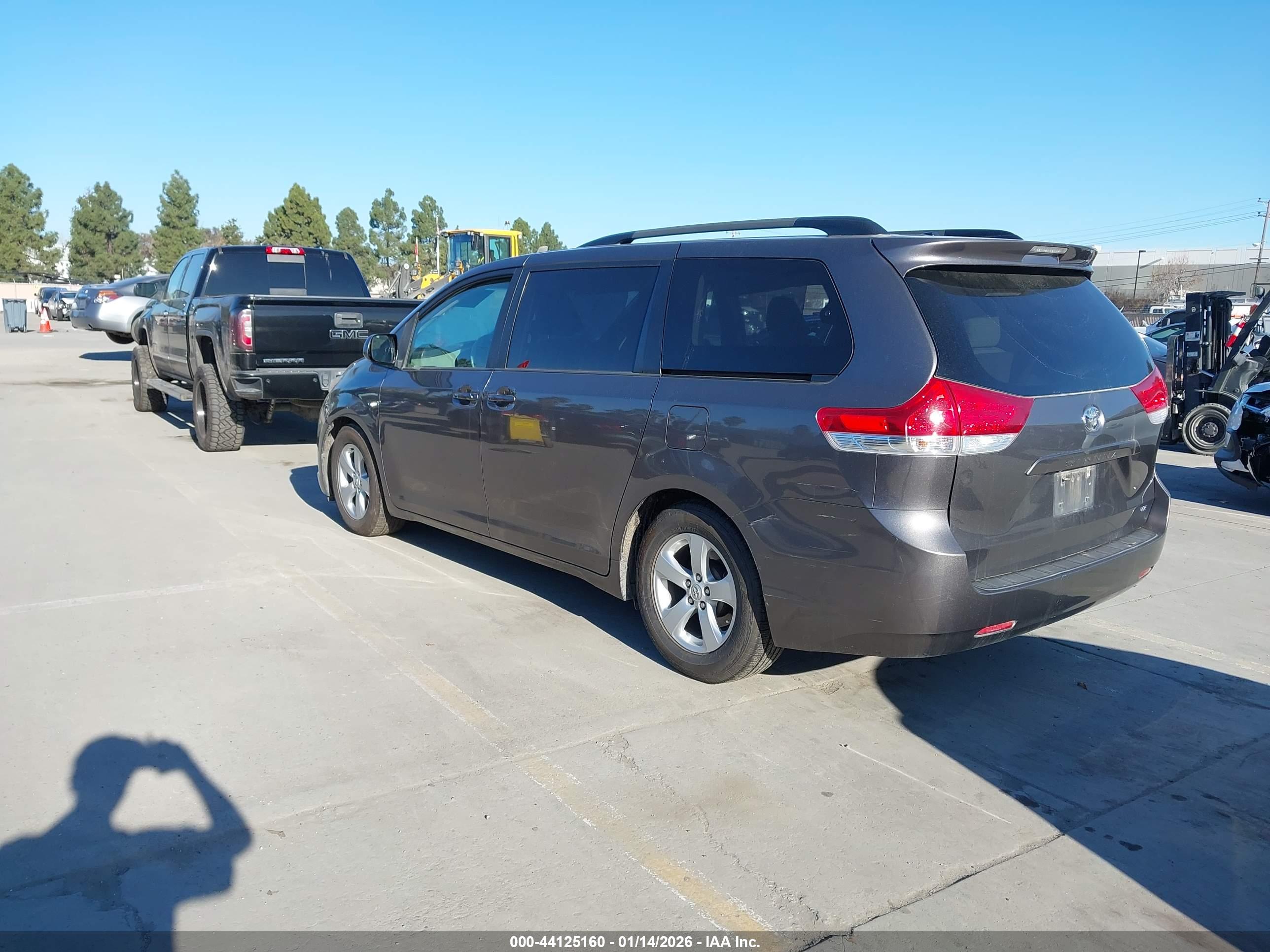 TOYOTA SIENNA image 3