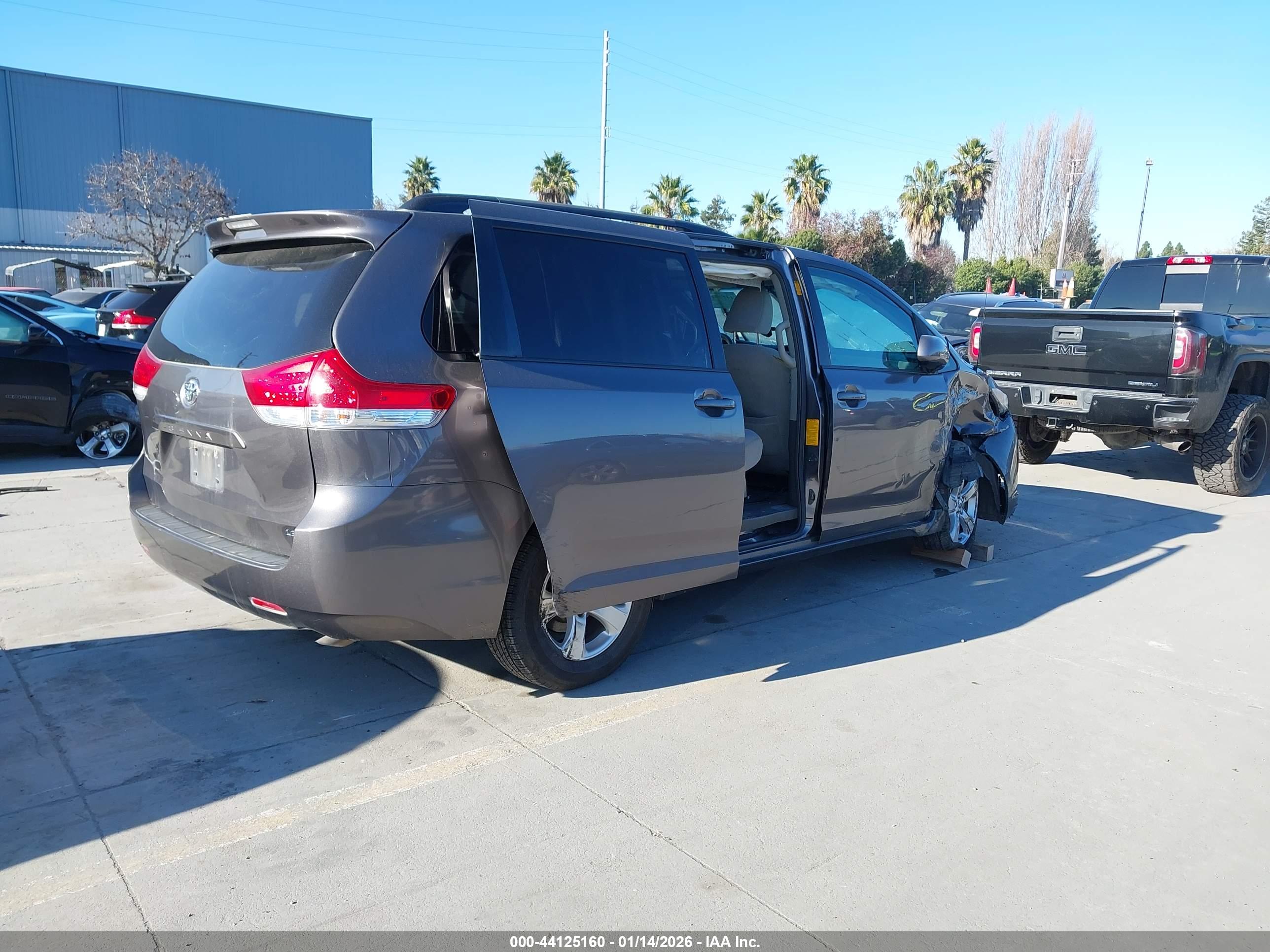 TOYOTA SIENNA image 4