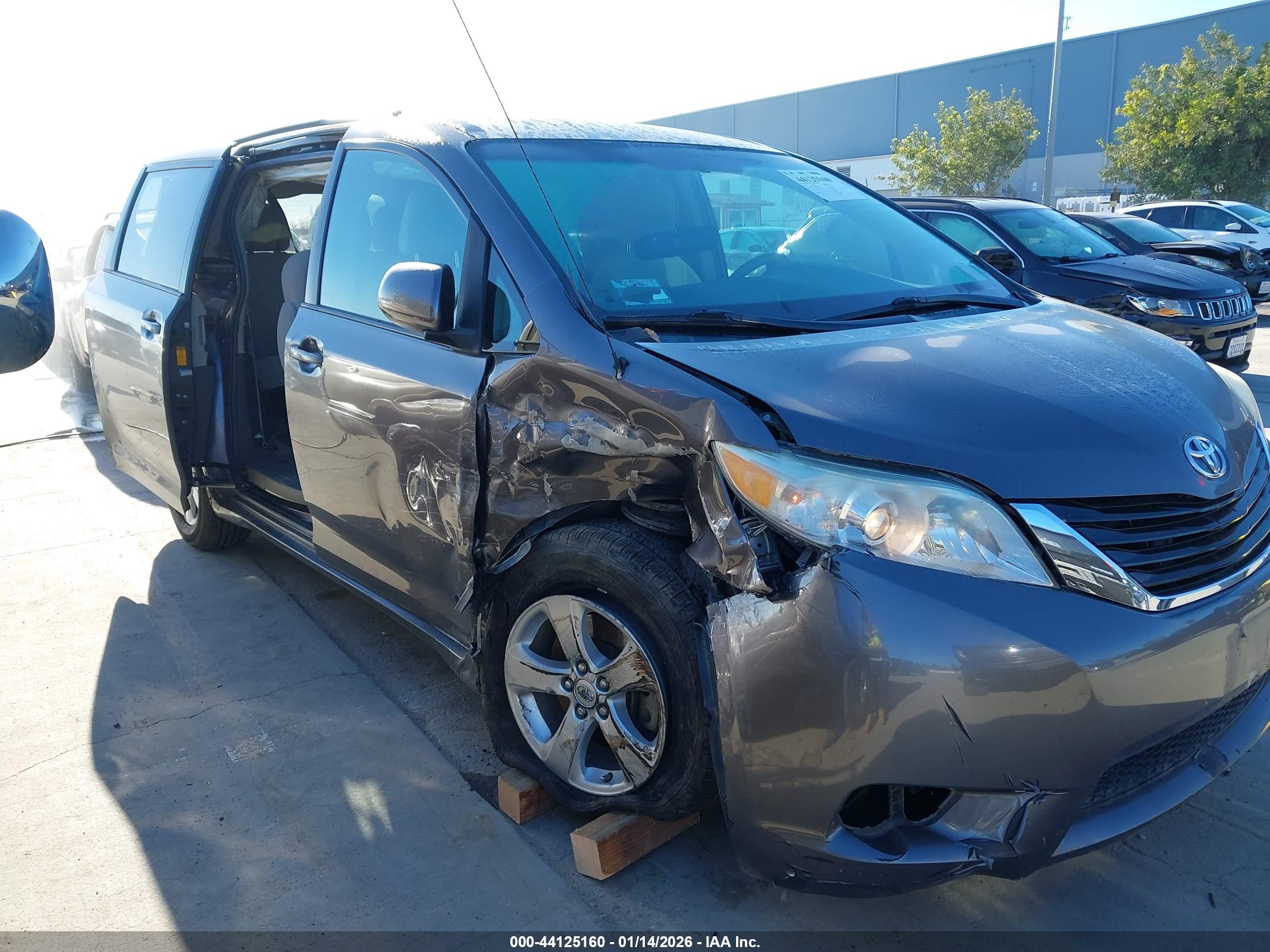 TOYOTA SIENNA image 6