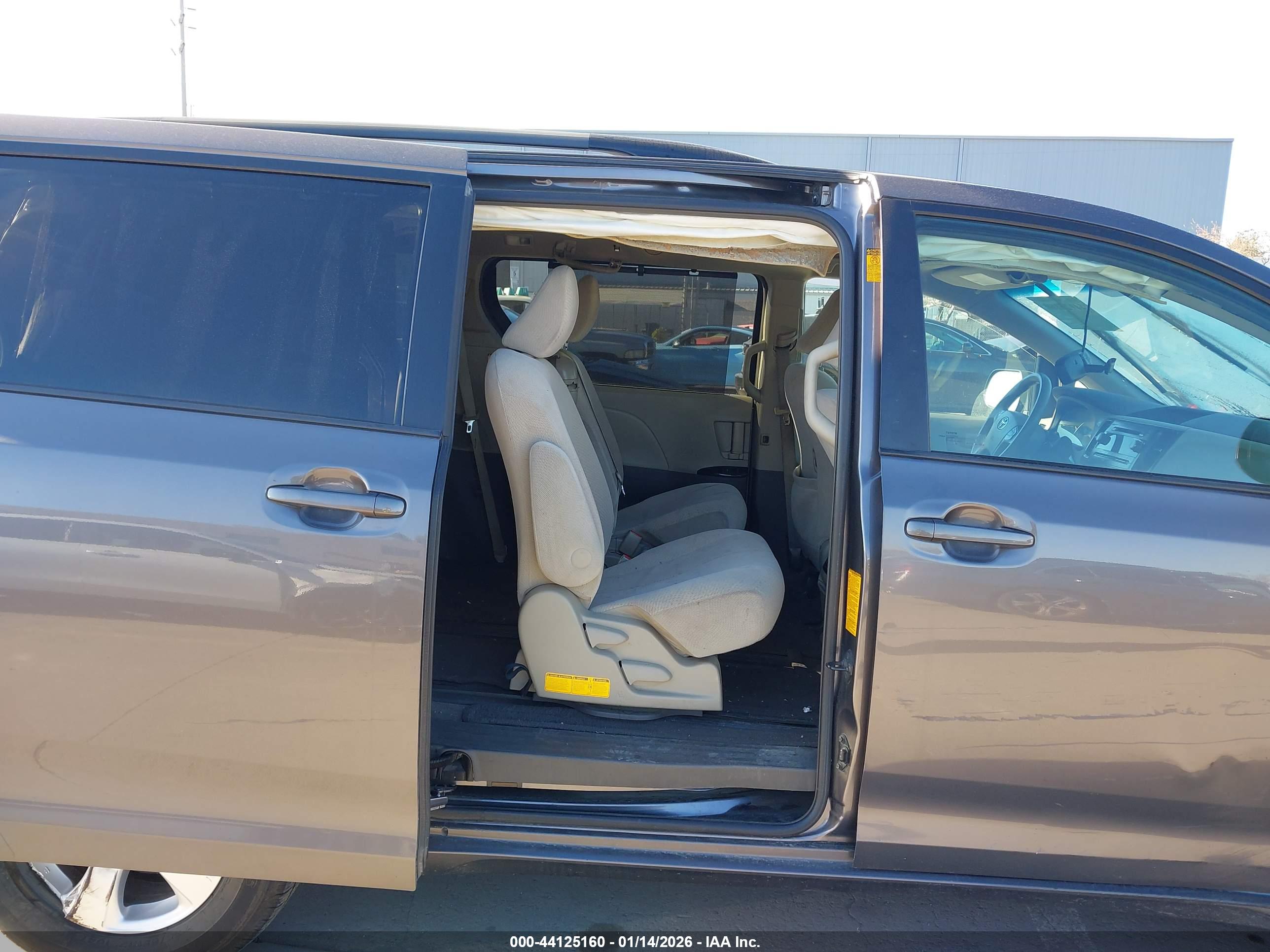 TOYOTA SIENNA image 8