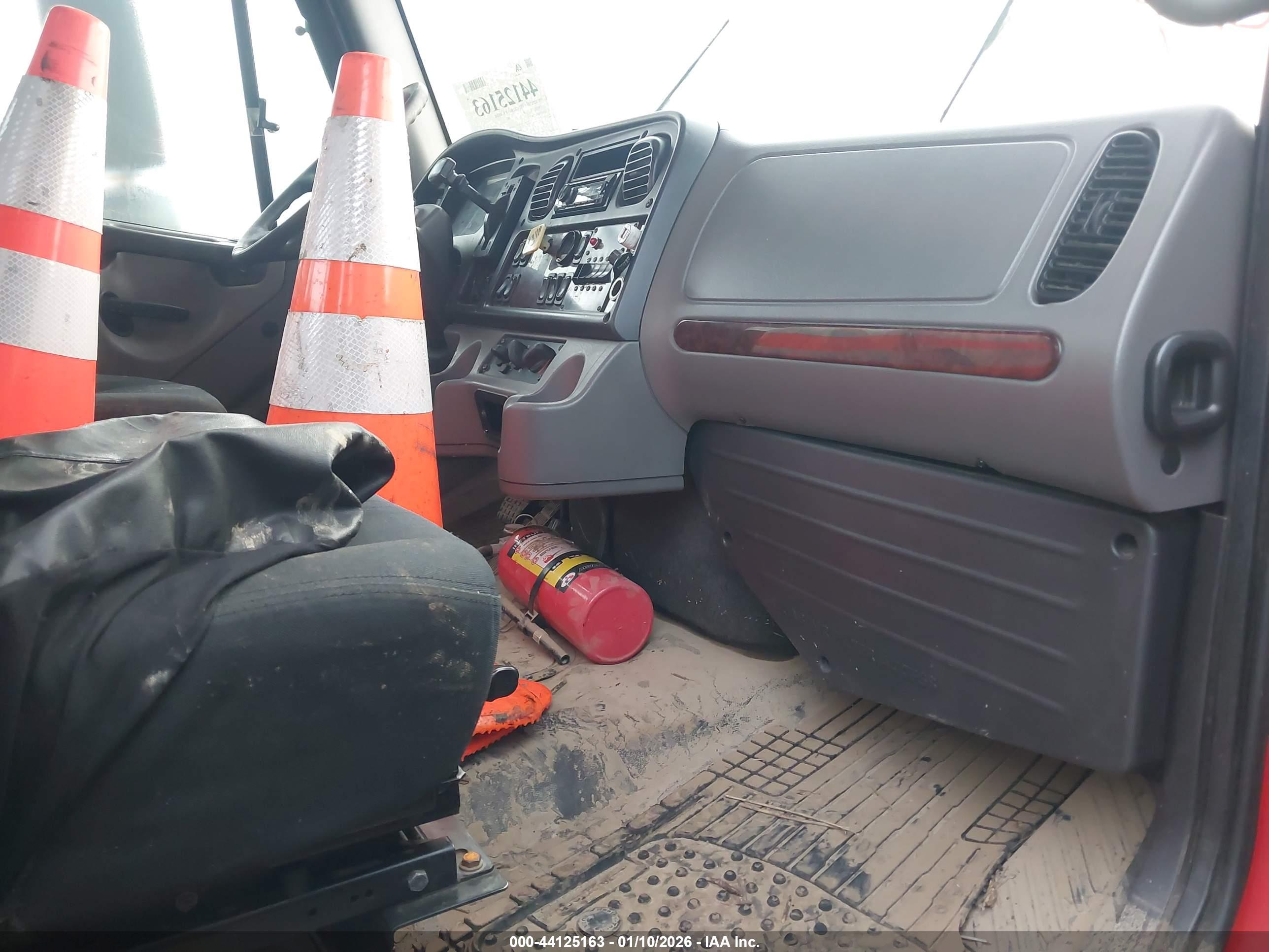 FREIGHTLINER M2 image 5