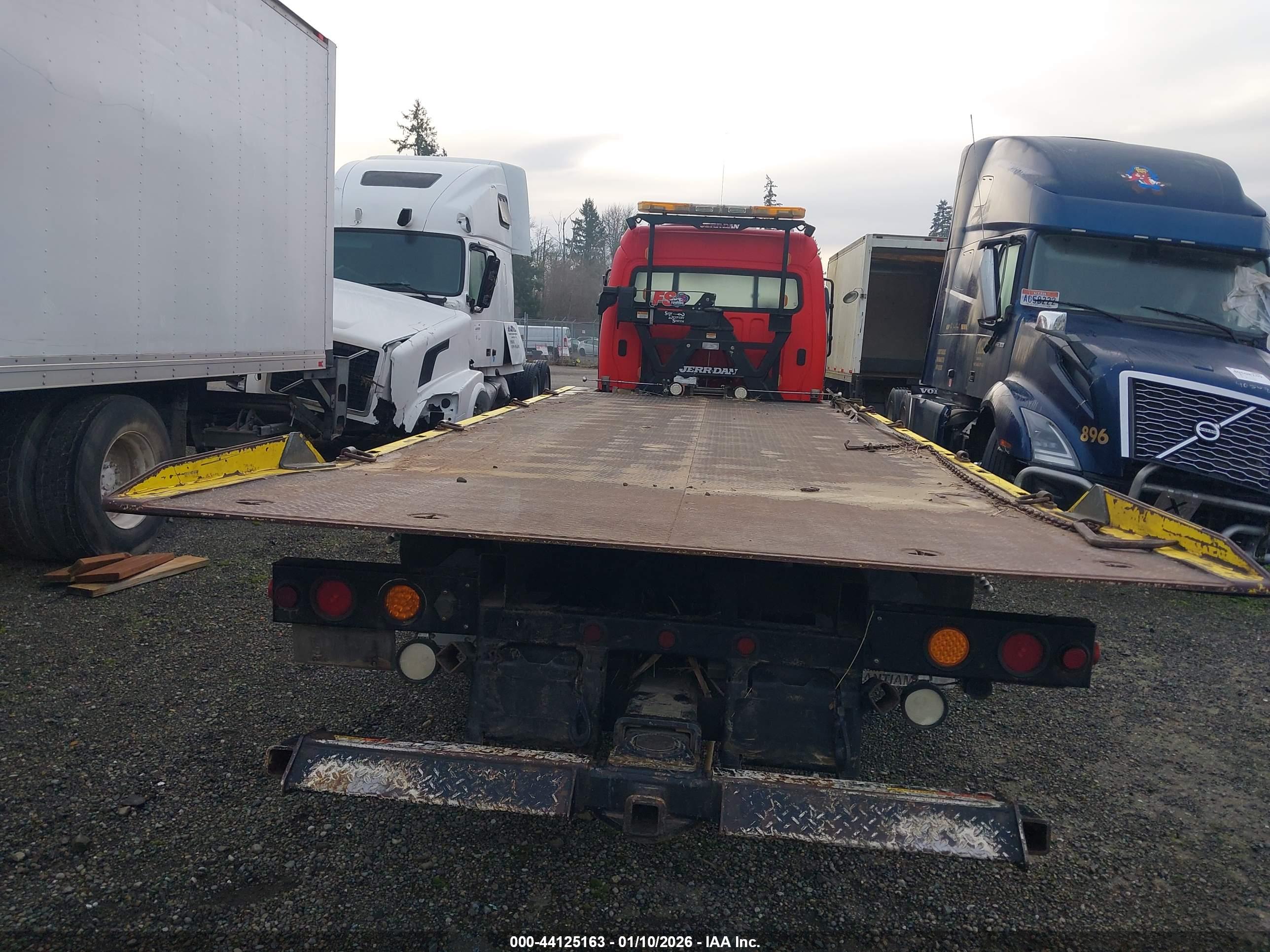FREIGHTLINER M2 image 8