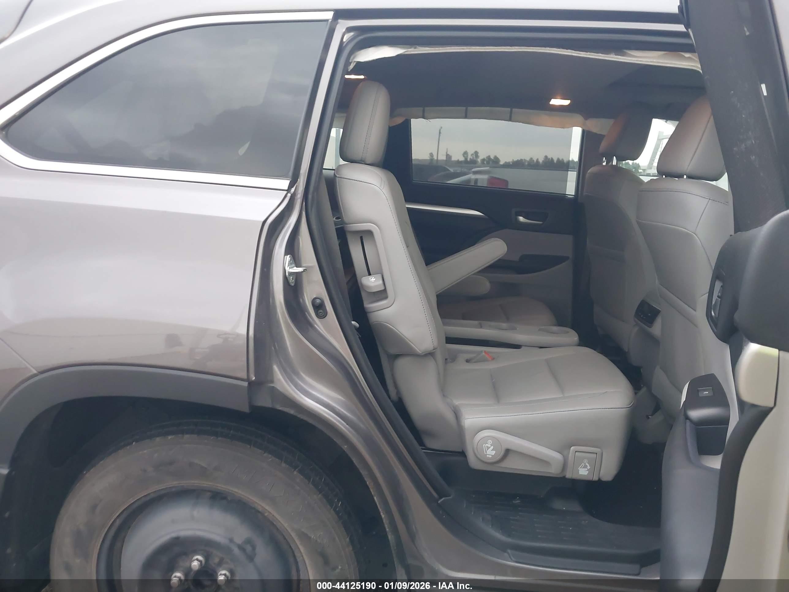 TOYOTA HIGHLANDER image 8