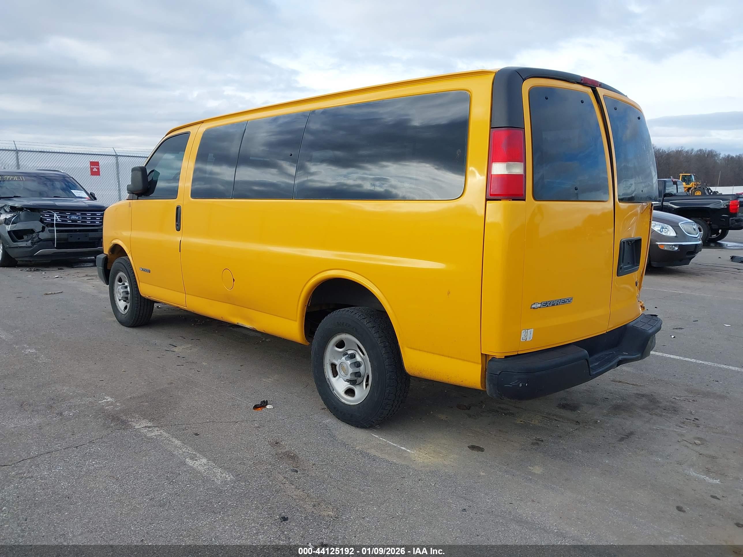 CHEVROLET EXPRESS image 3