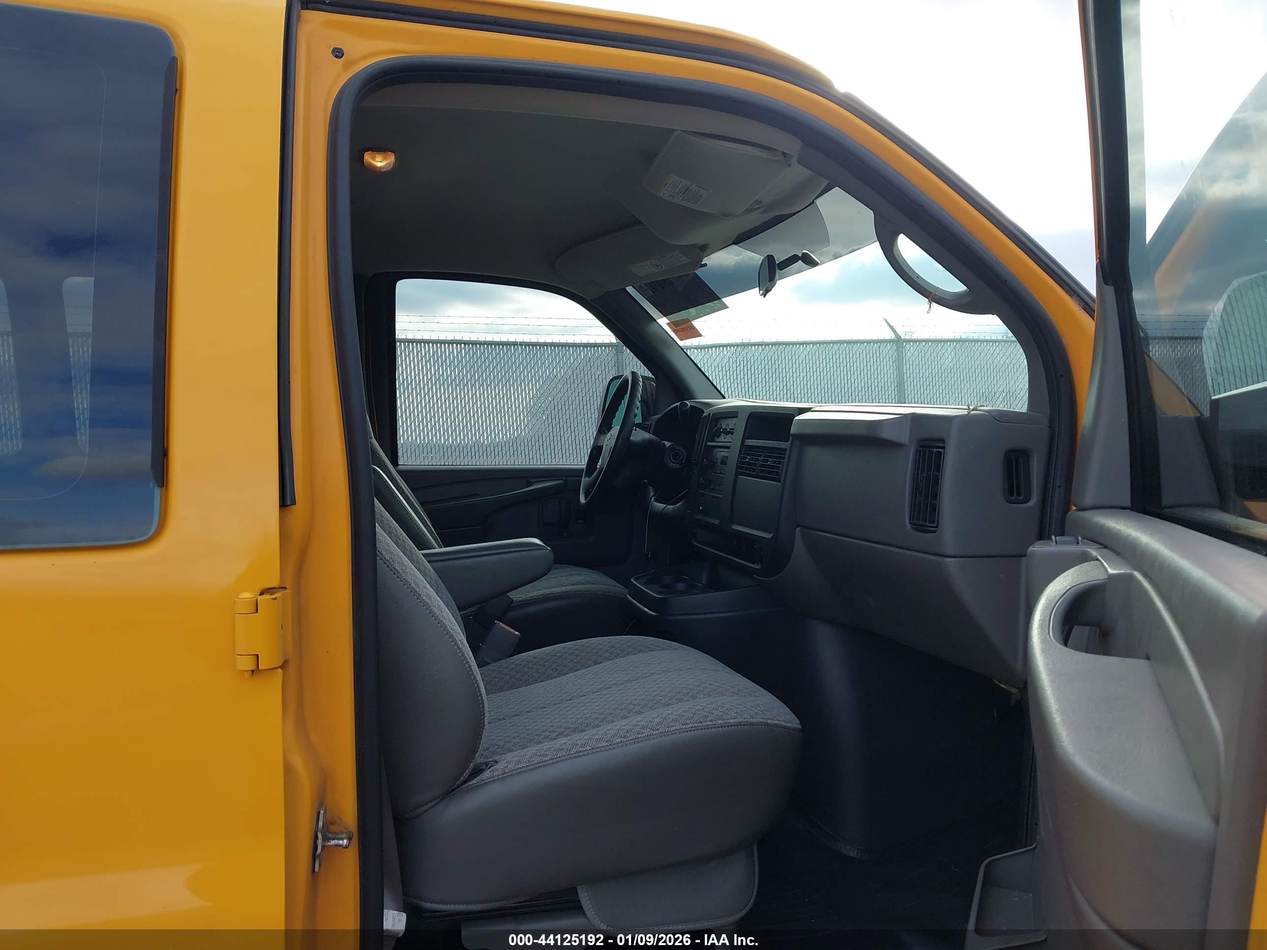 CHEVROLET EXPRESS image 5