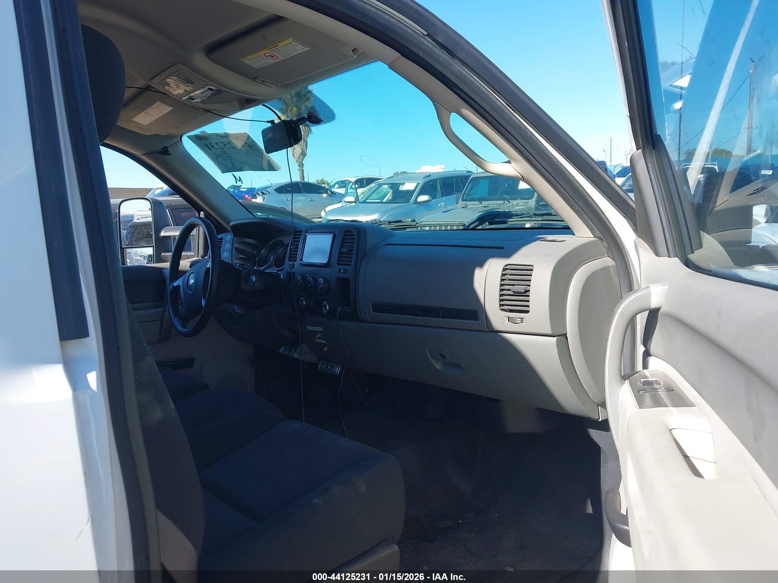 CHEVROLET SILVERADO image 5