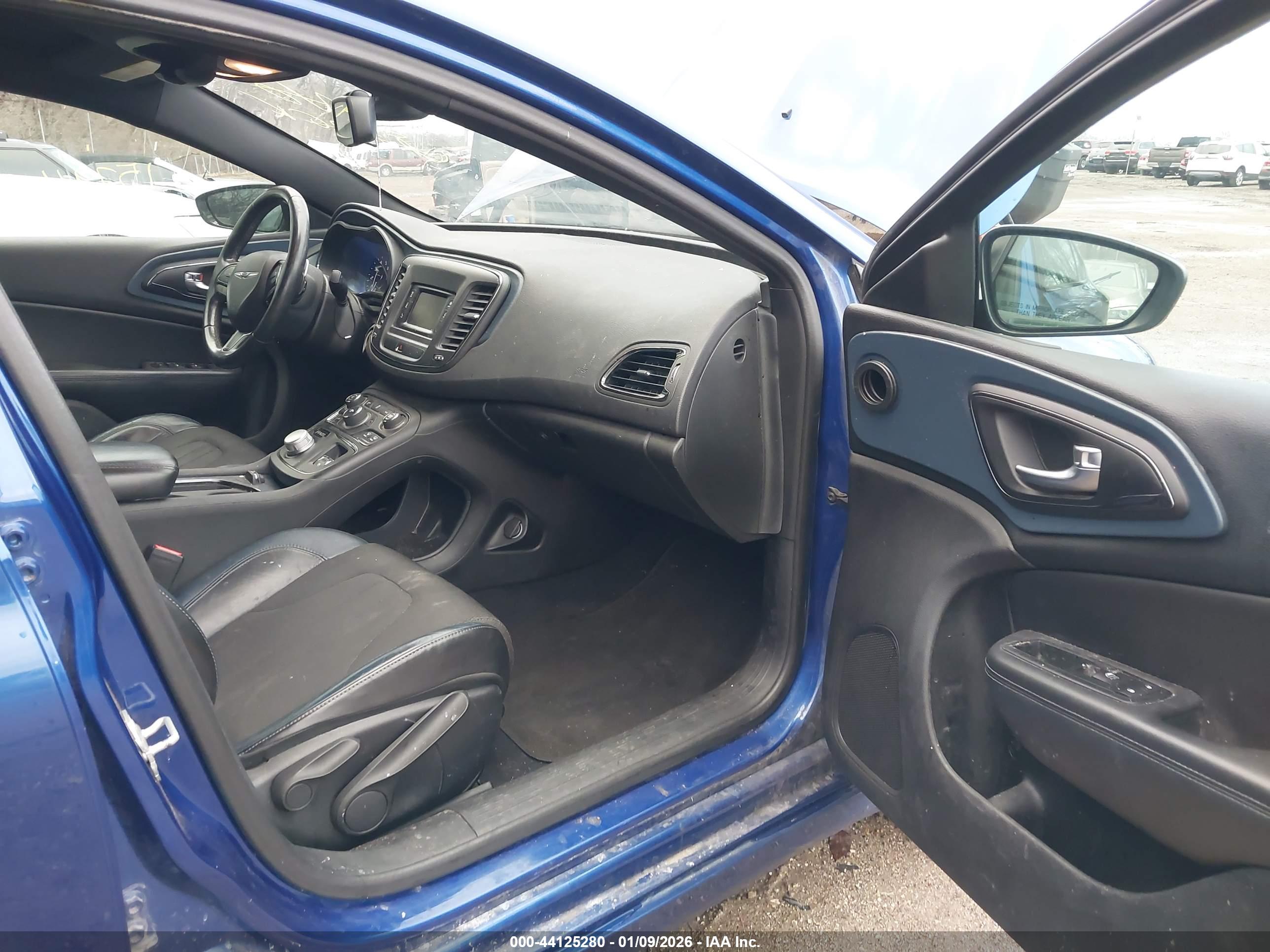CHRYSLER 200 image 5