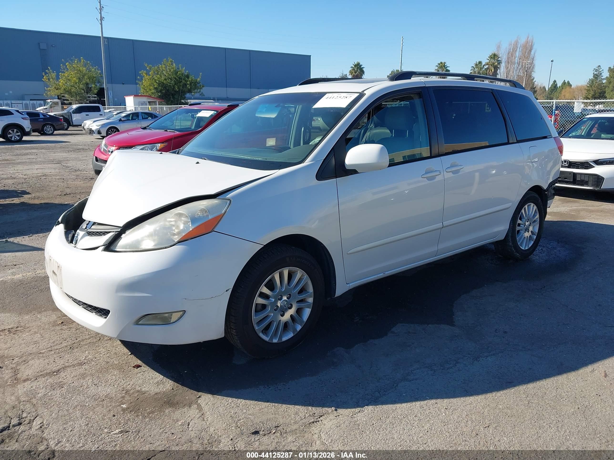 TOYOTA SIENNA image 2