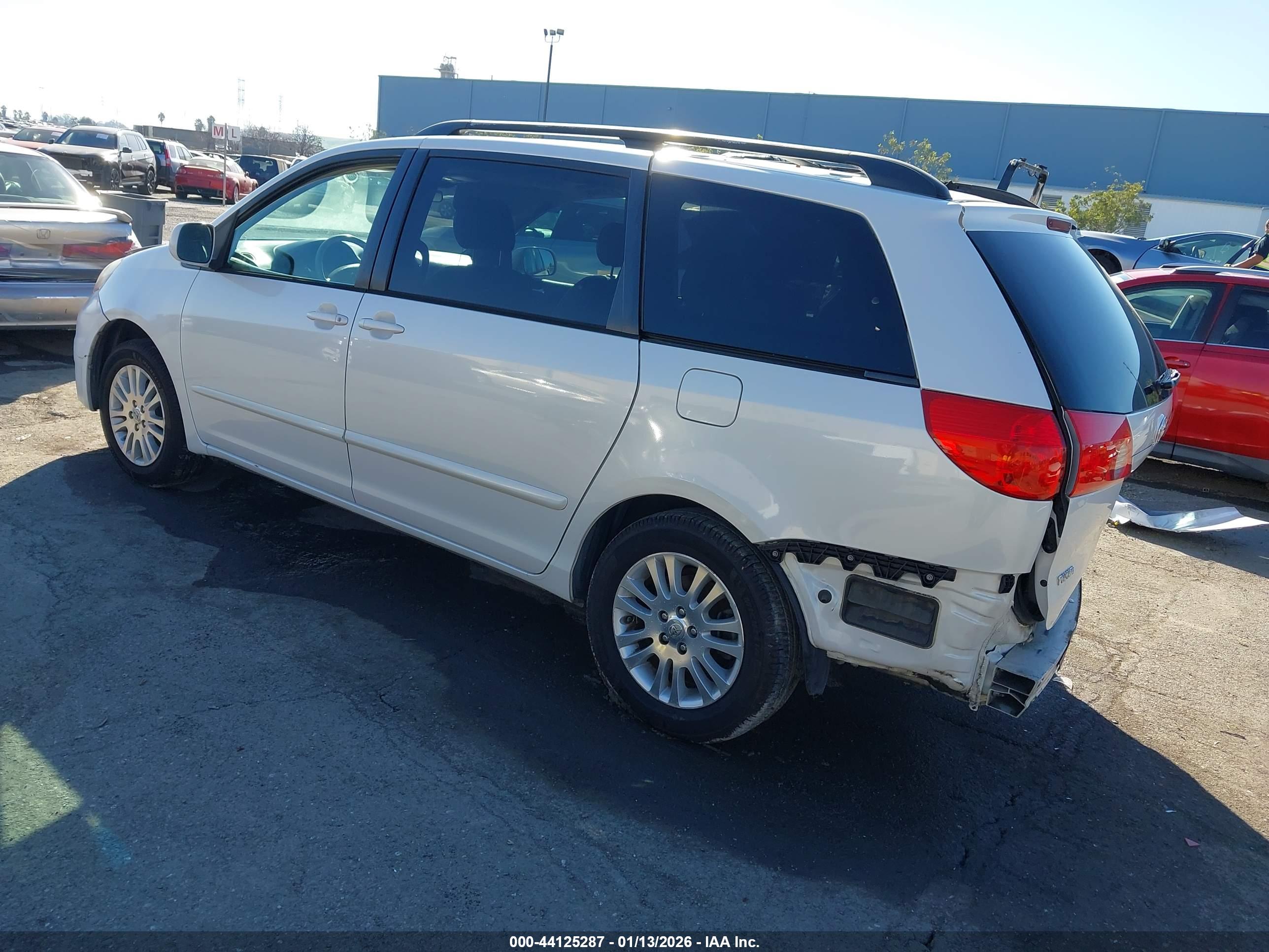 TOYOTA SIENNA image 3