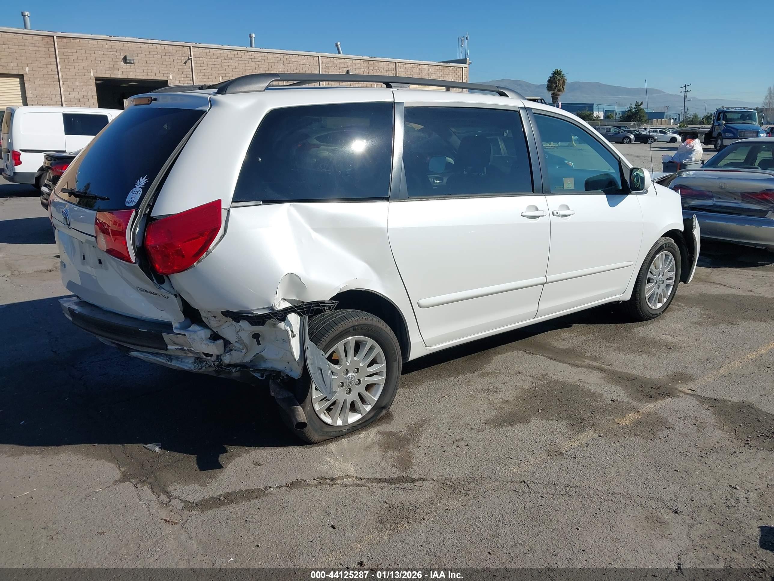 TOYOTA SIENNA image 4