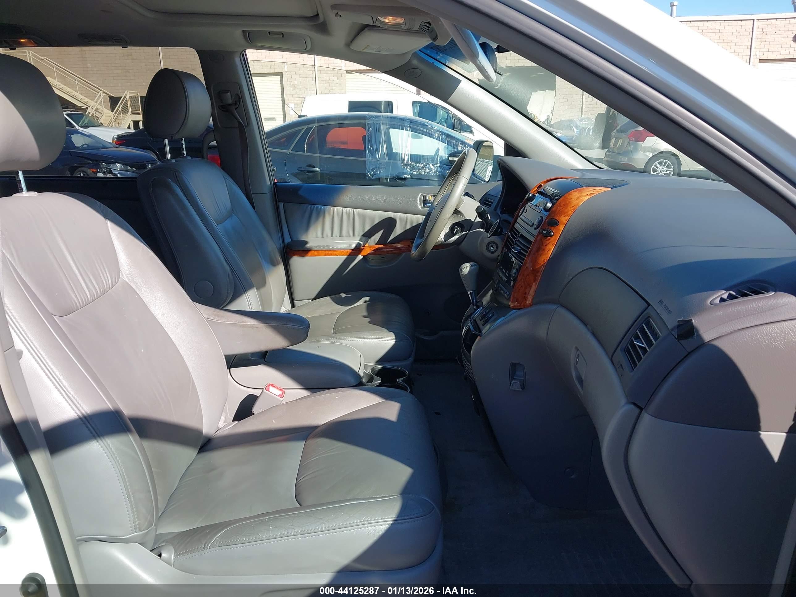 TOYOTA SIENNA image 5