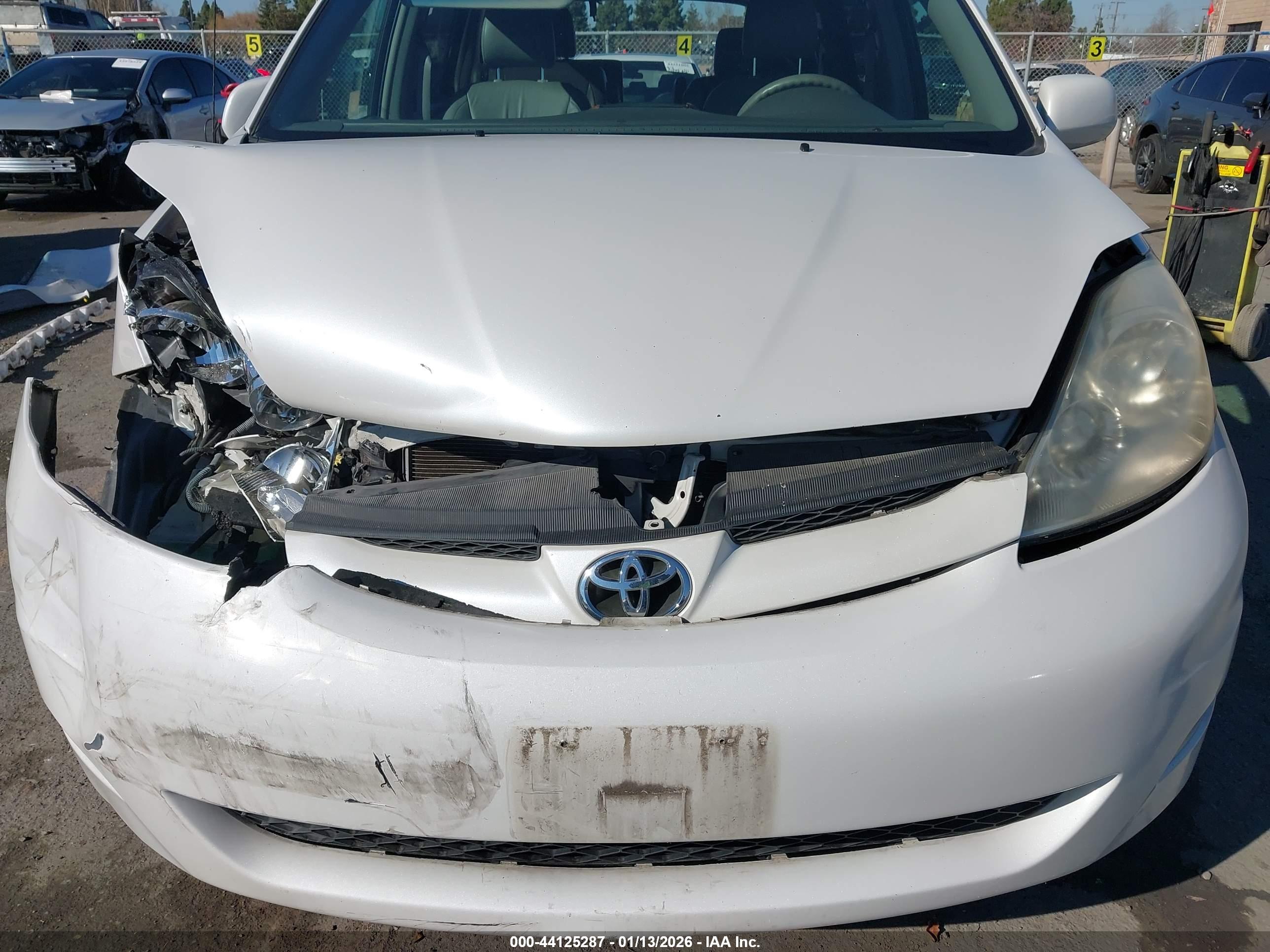 TOYOTA SIENNA image 6