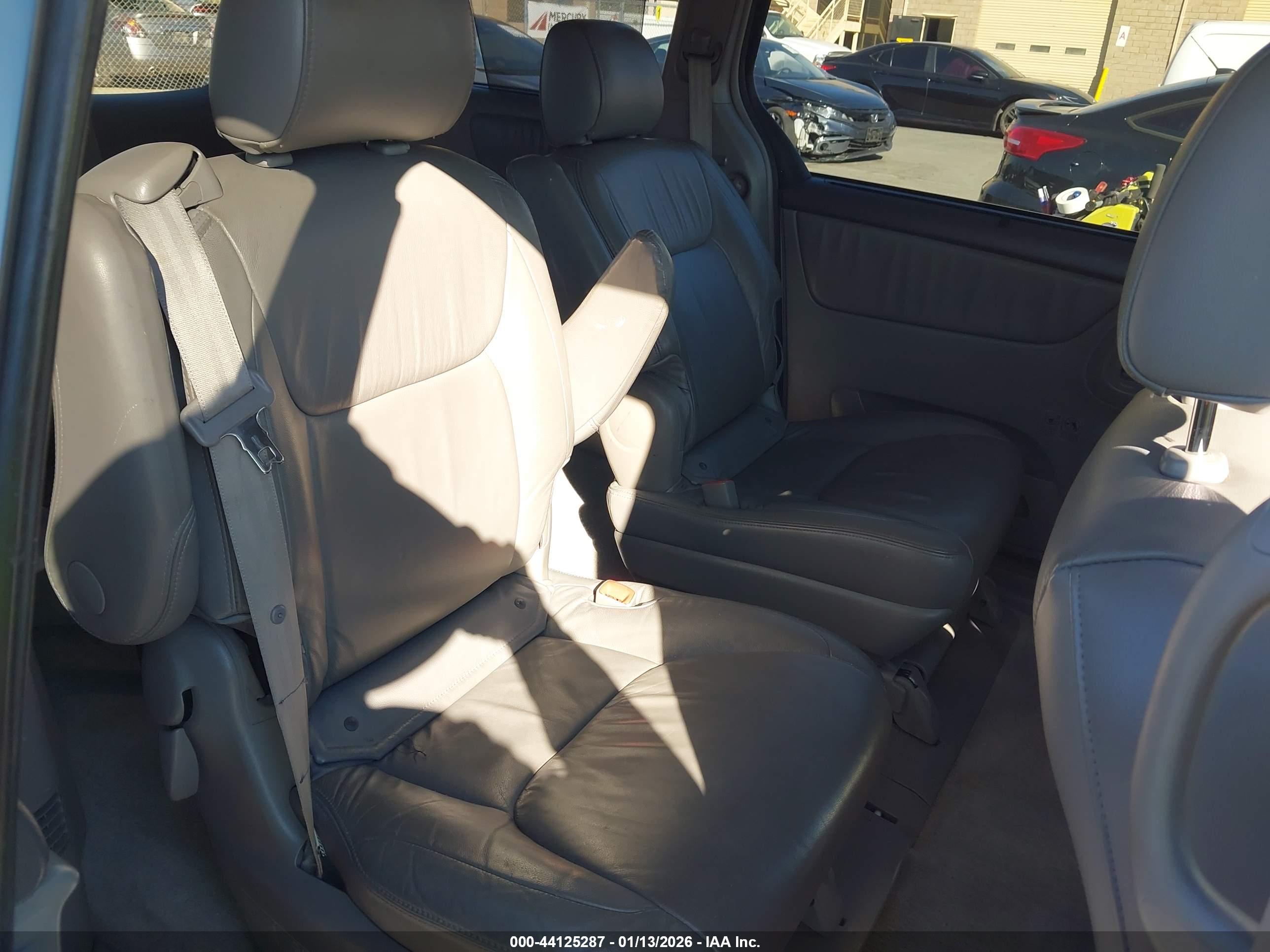 TOYOTA SIENNA image 8