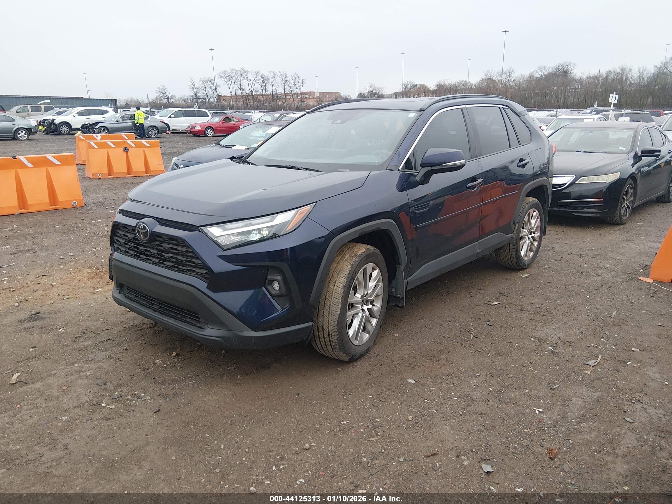 TOYOTA RAV4 image 2