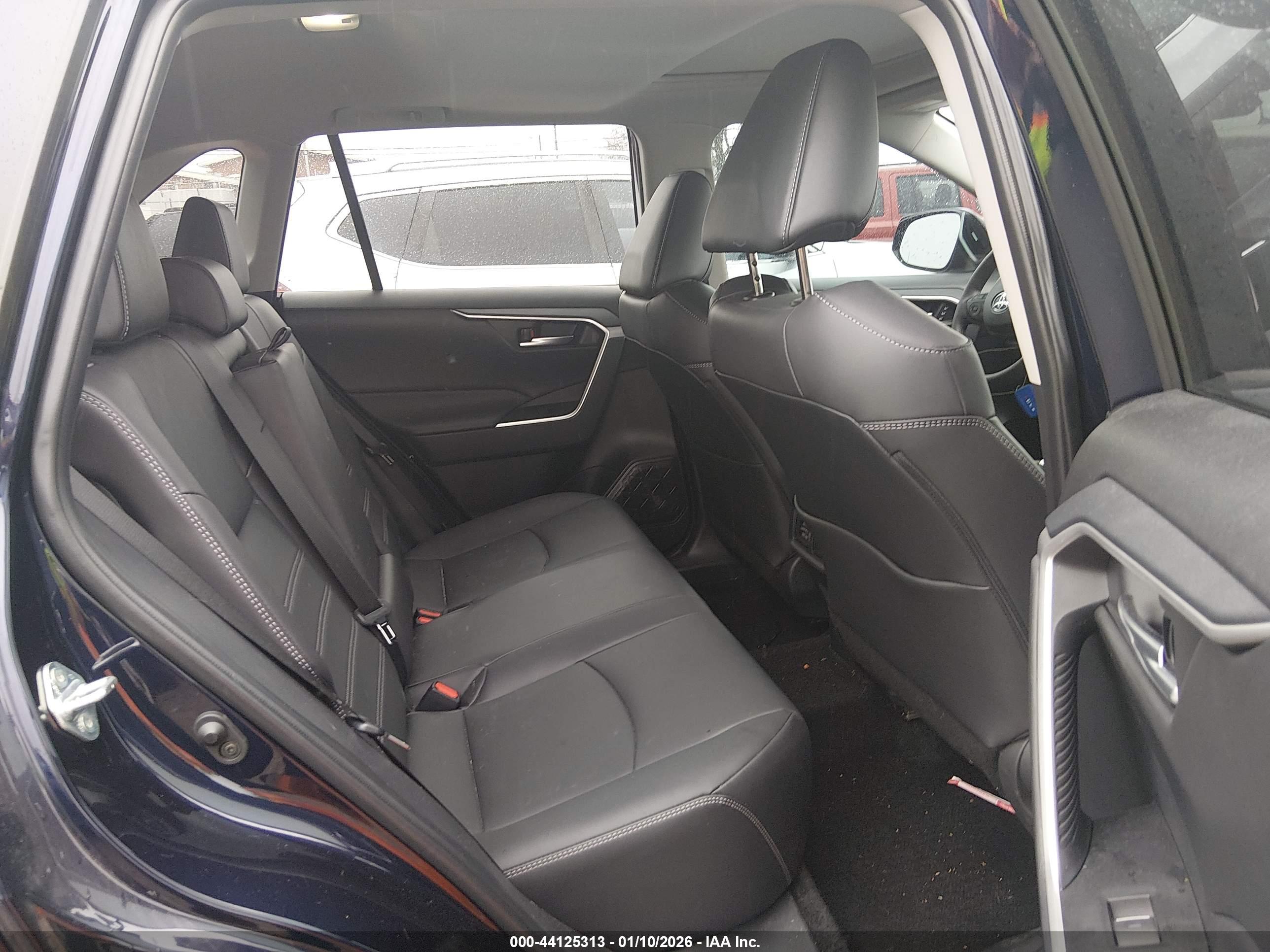 TOYOTA RAV4 image 8