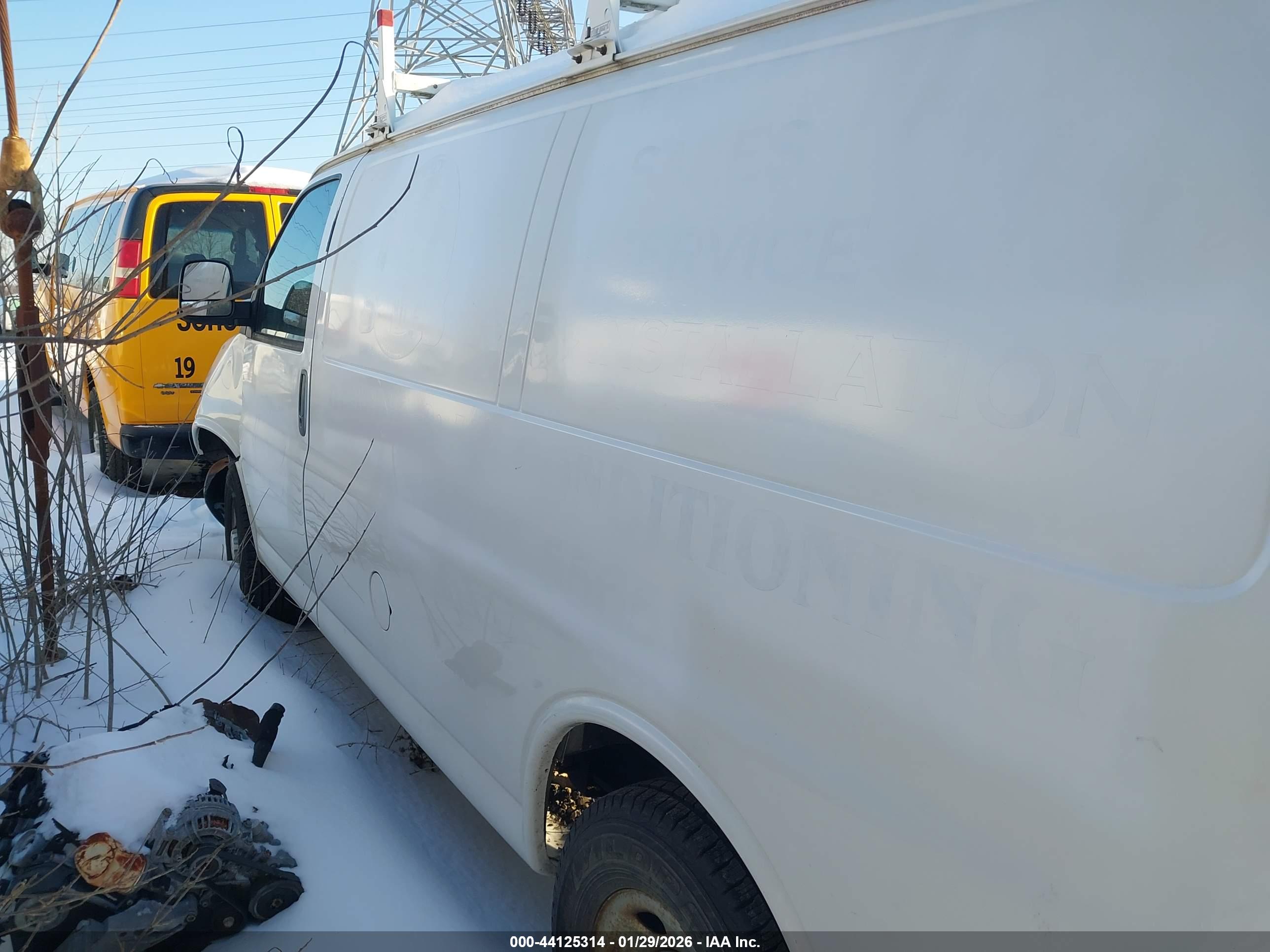 CHEVROLET EXPRESS image 3