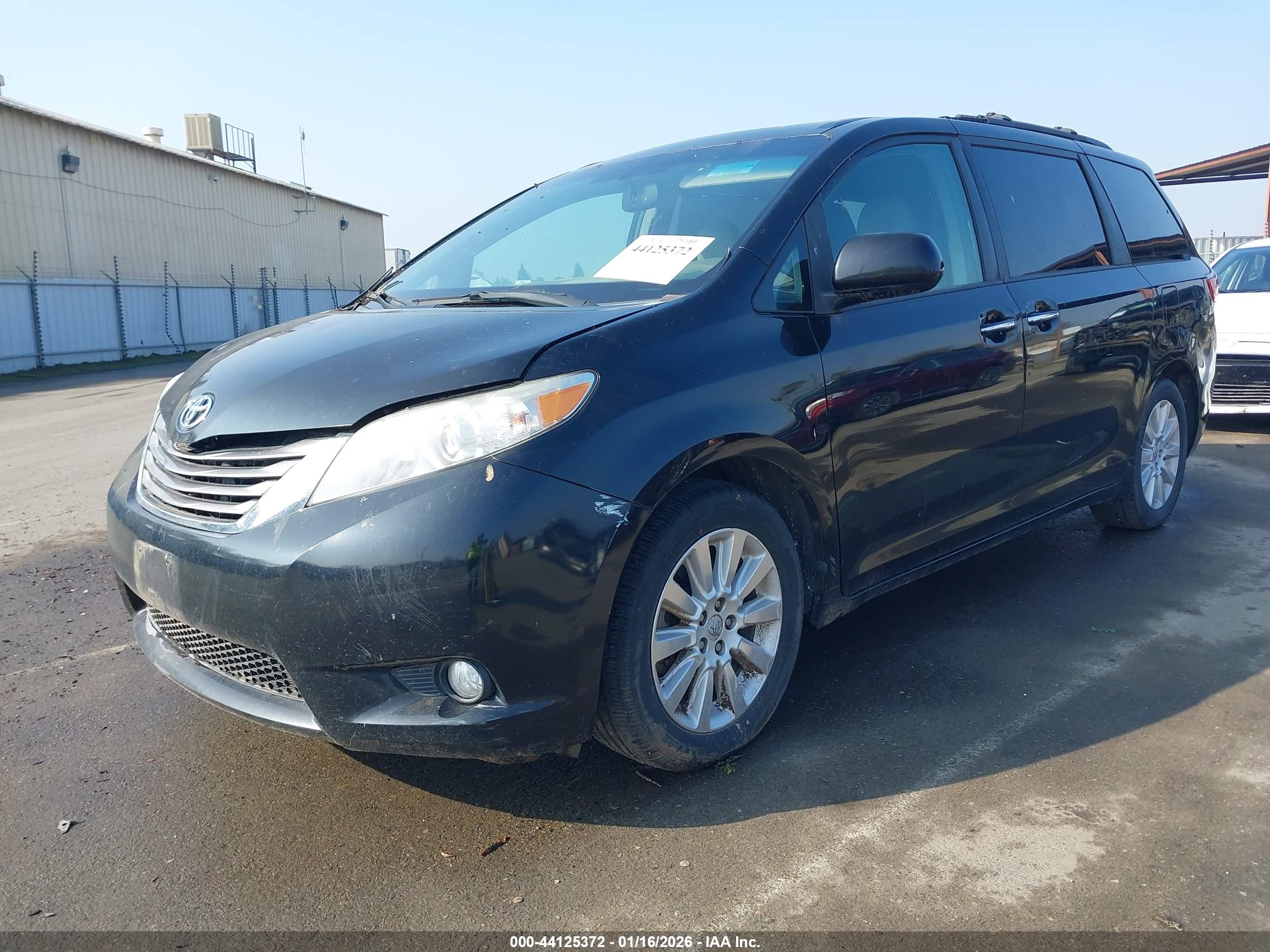 TOYOTA SIENNA image 2