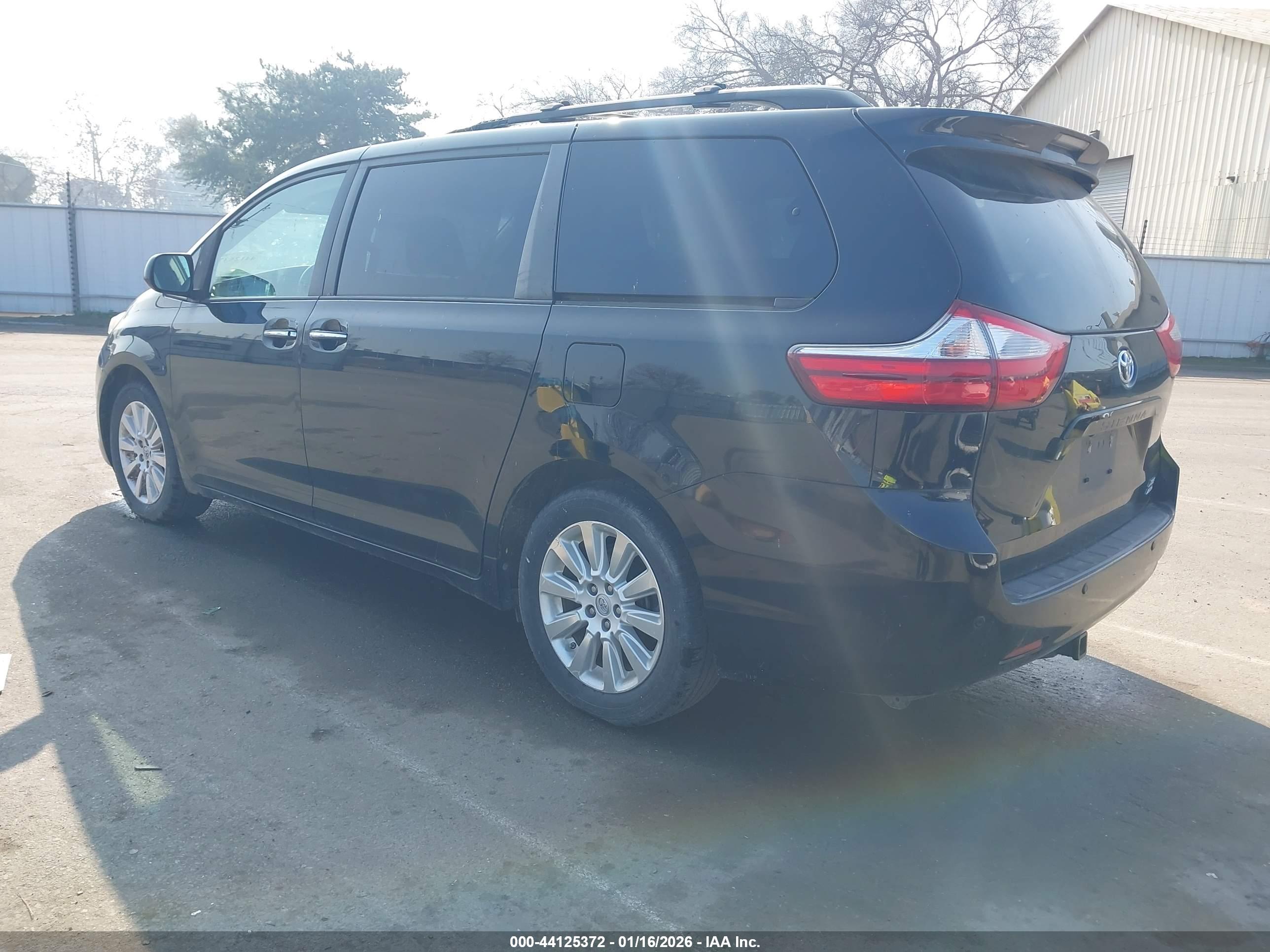 TOYOTA SIENNA image 3