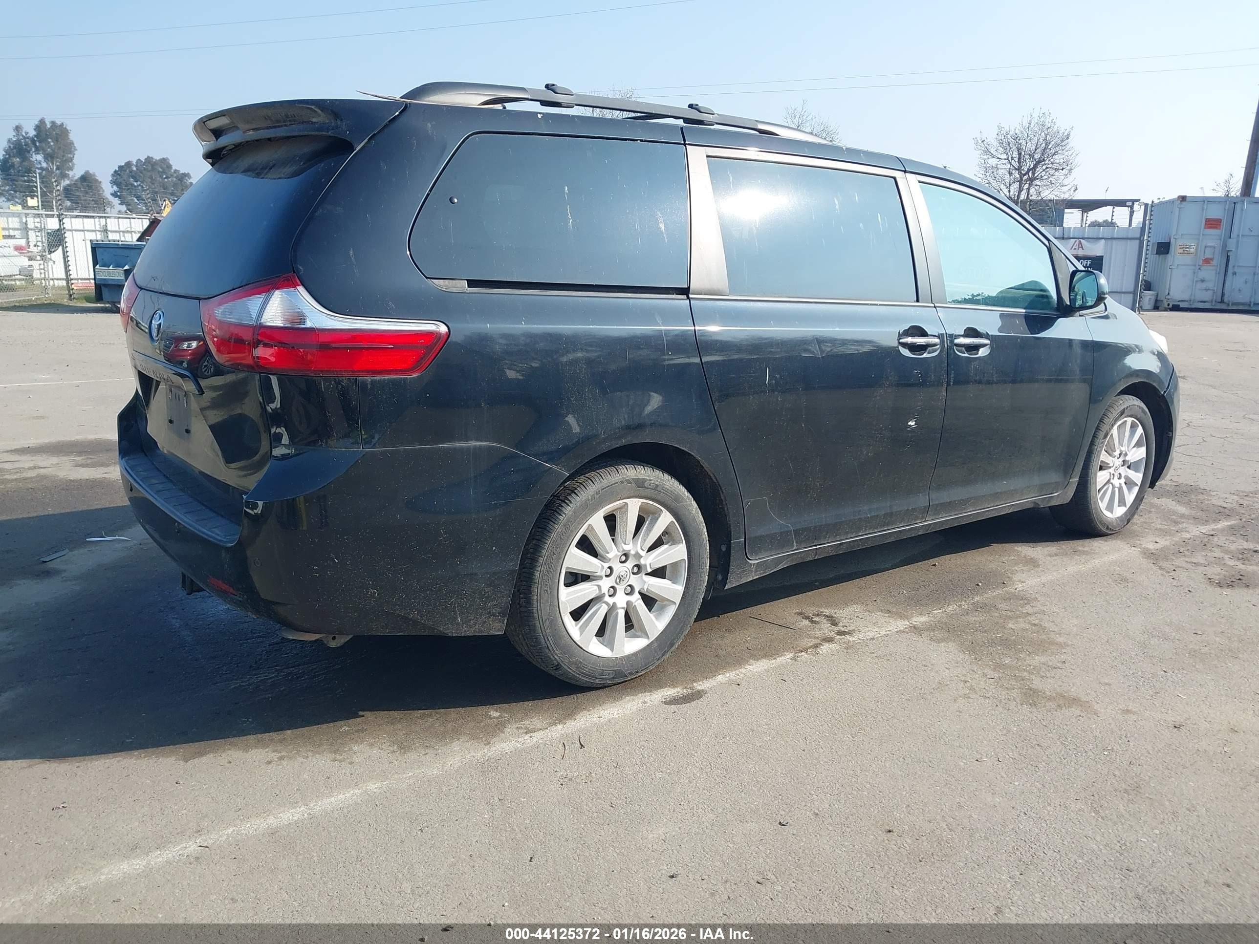 TOYOTA SIENNA image 4