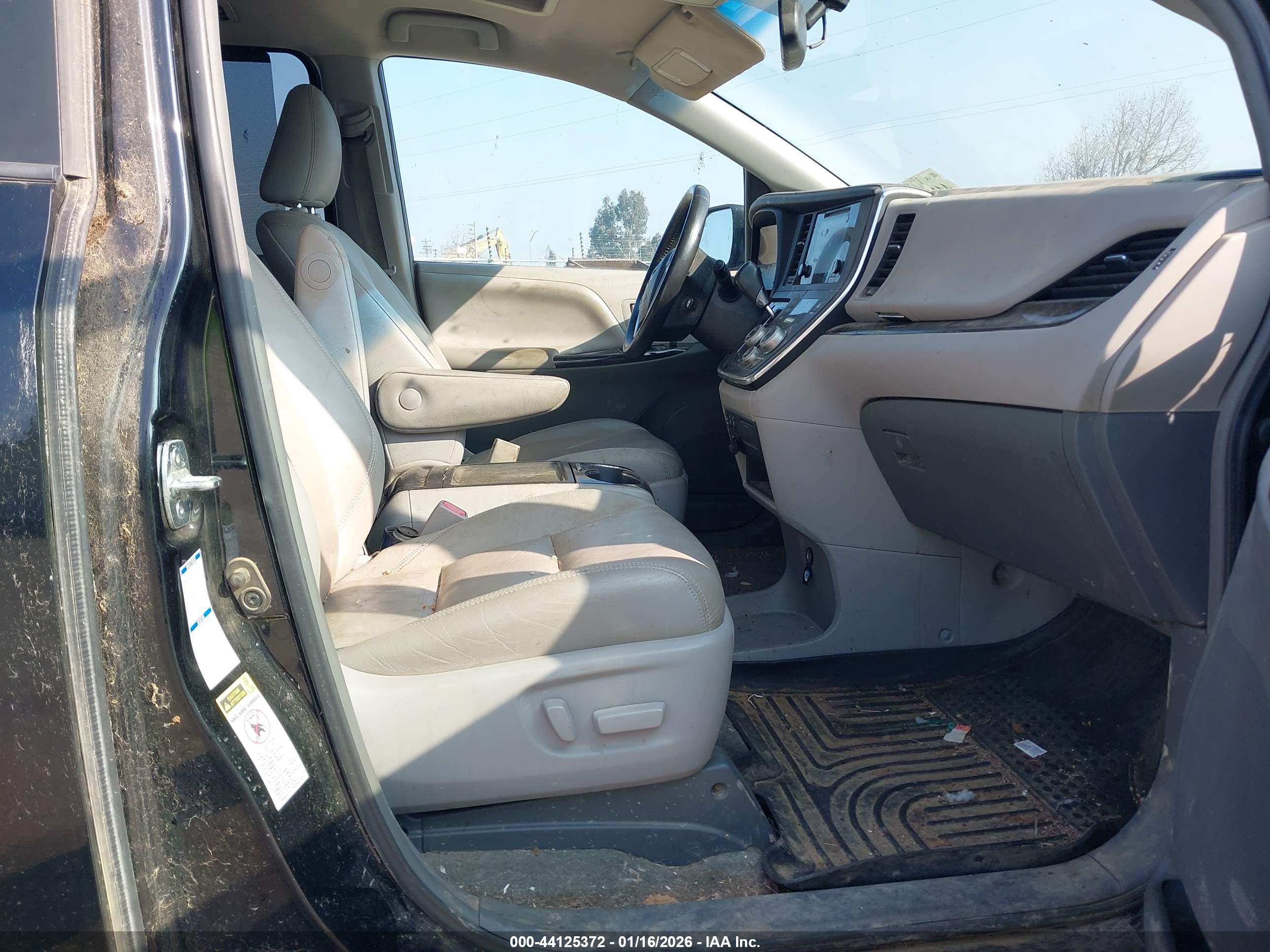 TOYOTA SIENNA image 5