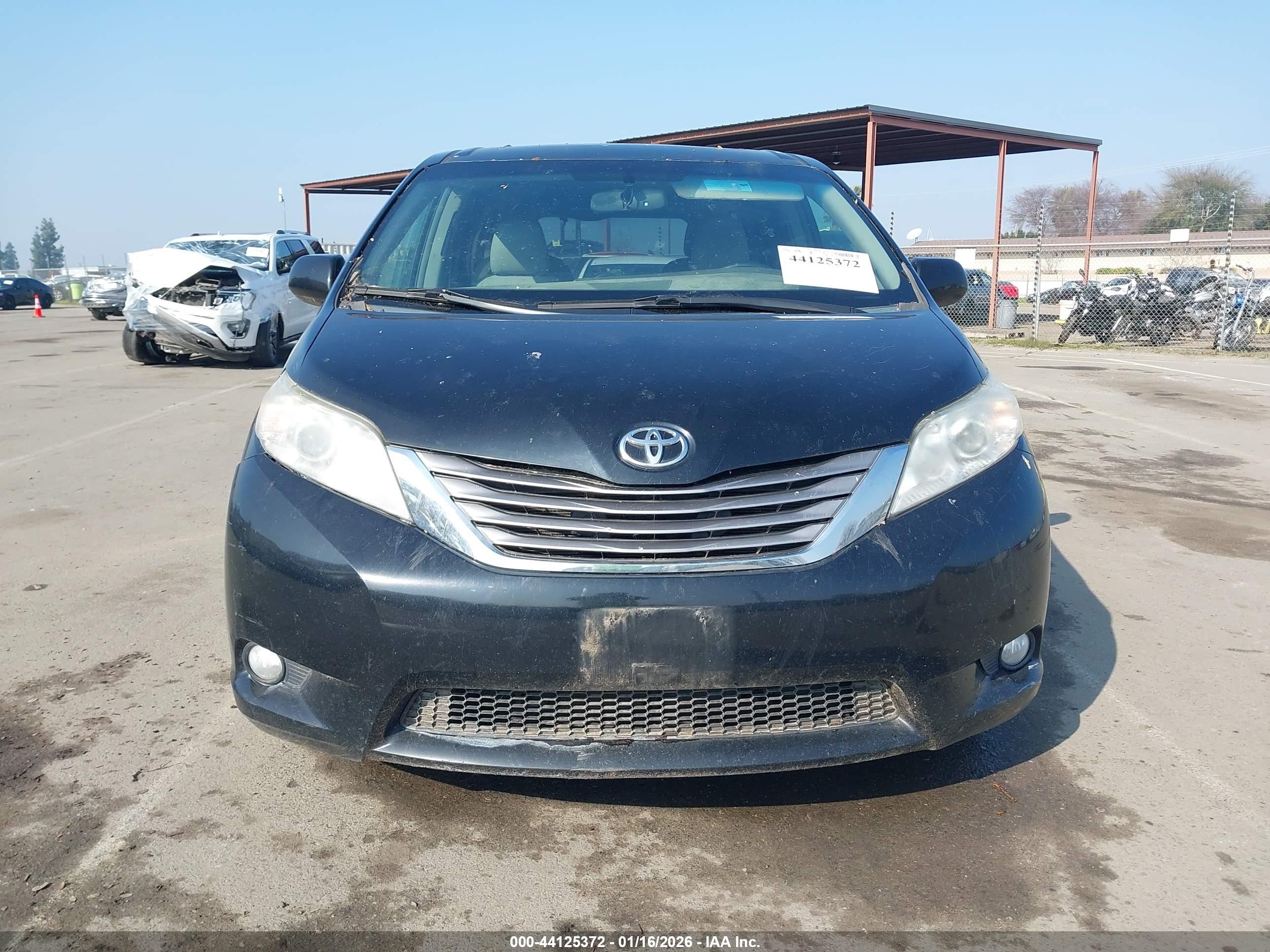 TOYOTA SIENNA image 6